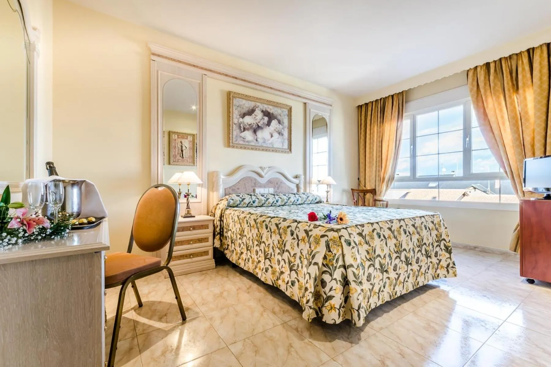 Bedroom, Bed in Roma Aurea