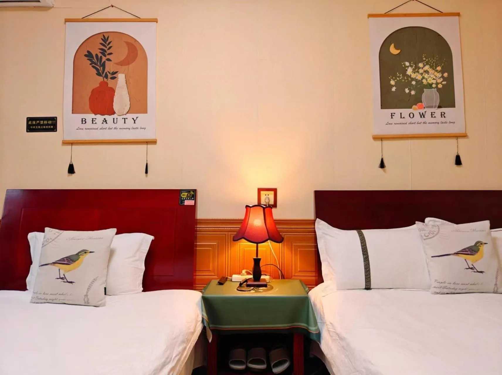 Bed in Beijing Badaling Great Wall Caos Courtyard Hostel 1VIP service 2Ancient style Chinese yard 3 only 15 minutes walk to the Badaling Great Wall 4 be your free advisor 5 offer private guided tour 6 experience local food and culutre