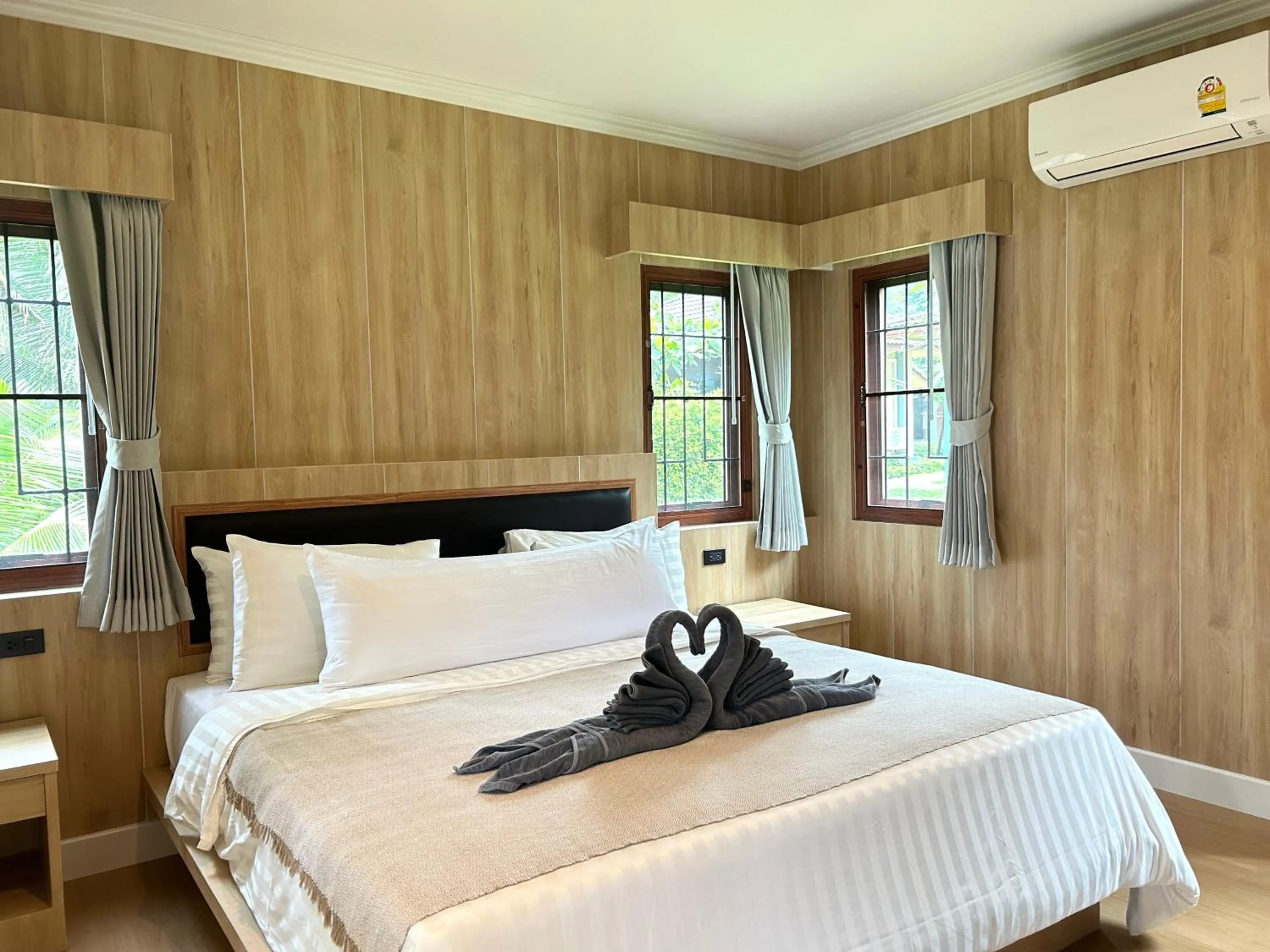 Bed in Kai Bae Beach Resort Koh Chang