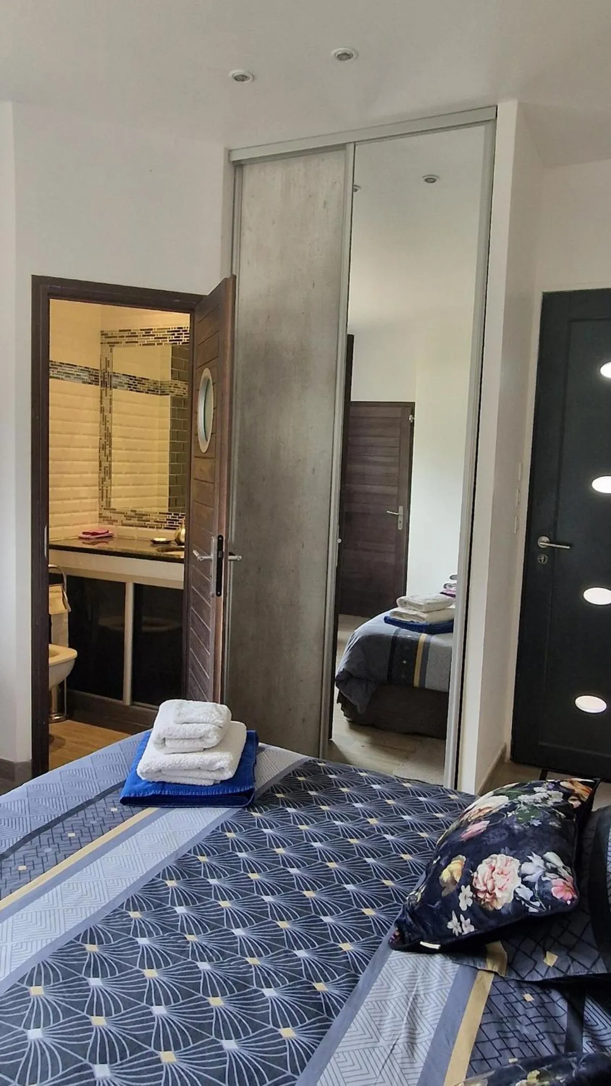 Toilet, Bed in La Lézardière