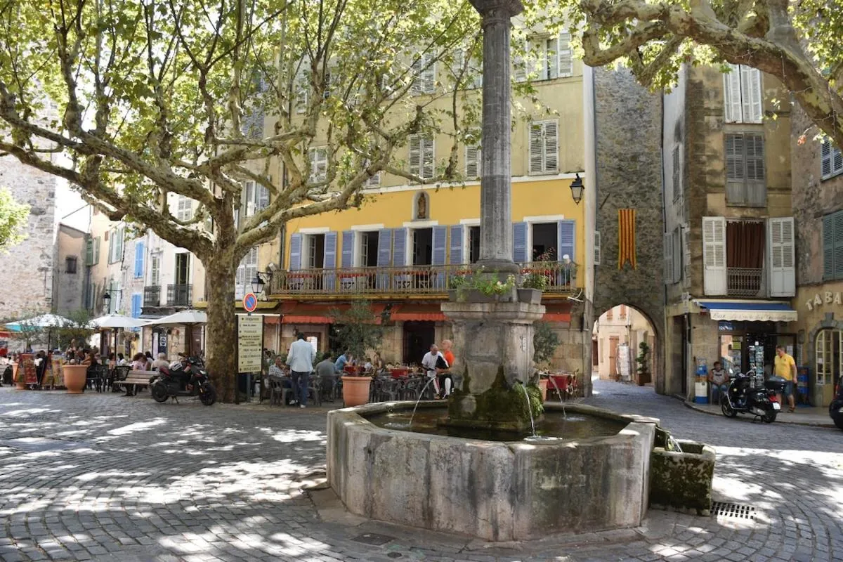 Nearby landmark in La Lézardière