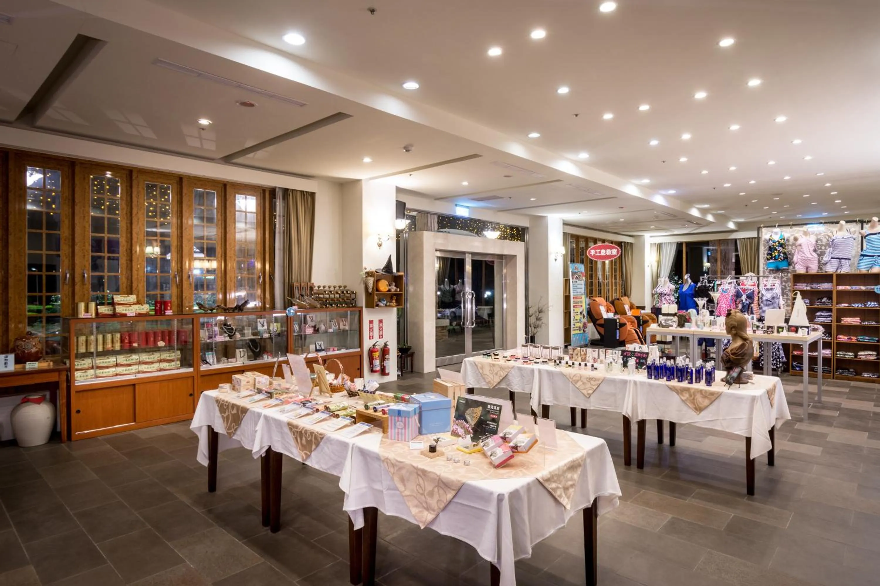 On-site shops, Restaurant/Places to Eat in Crystal Resort