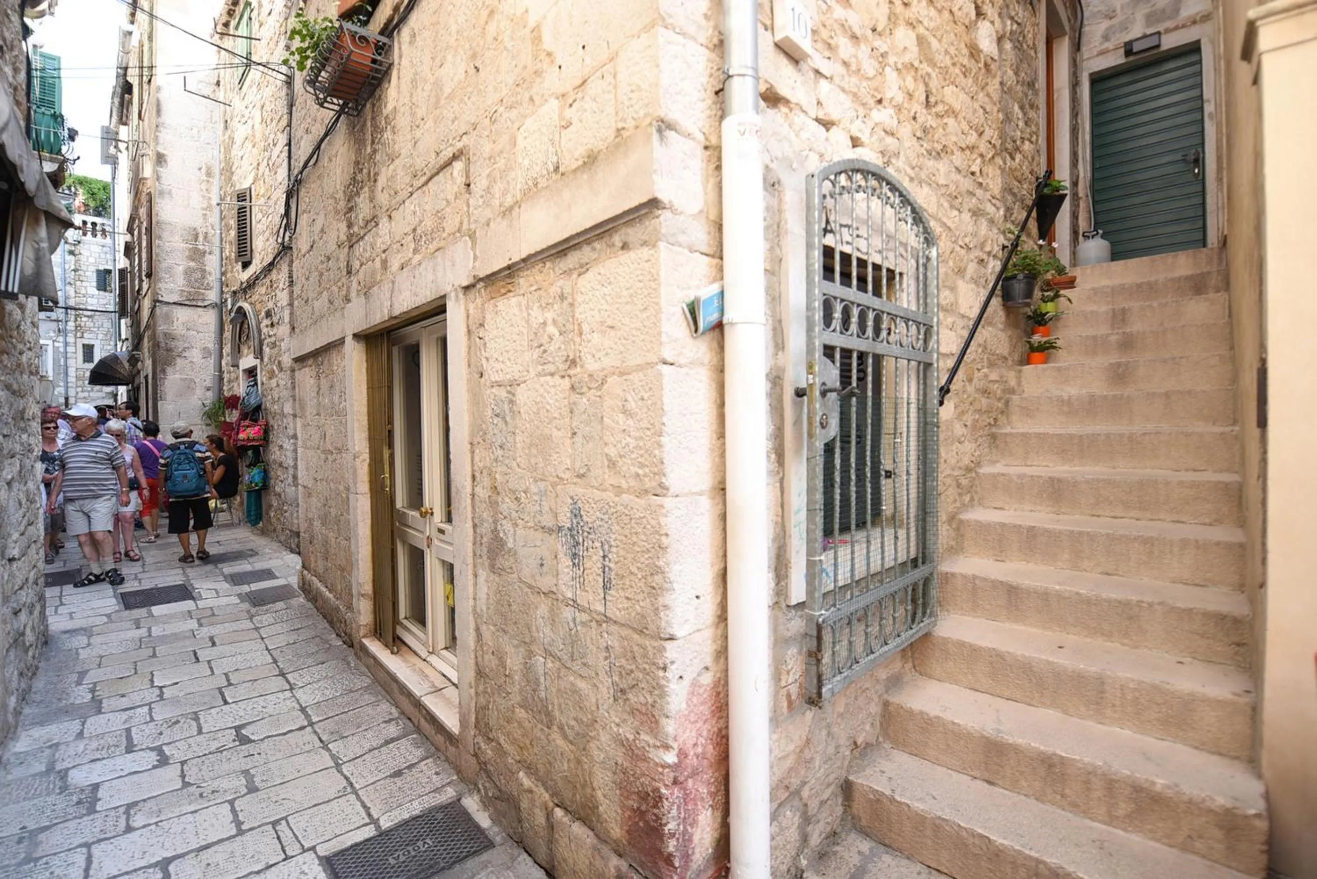 Neighbourhood in Pylon Rooms