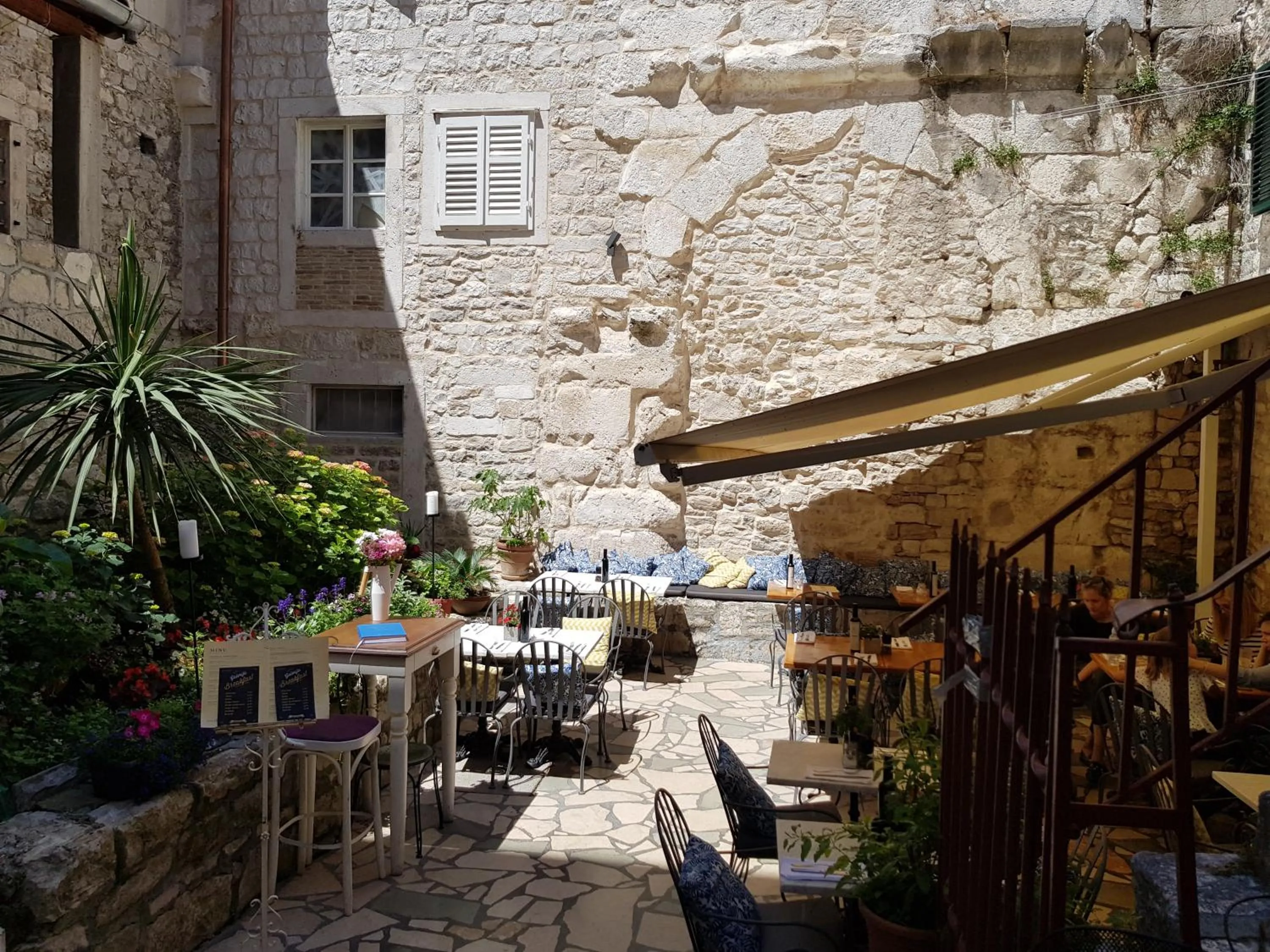 Restaurant/places to eat in Pylon Rooms