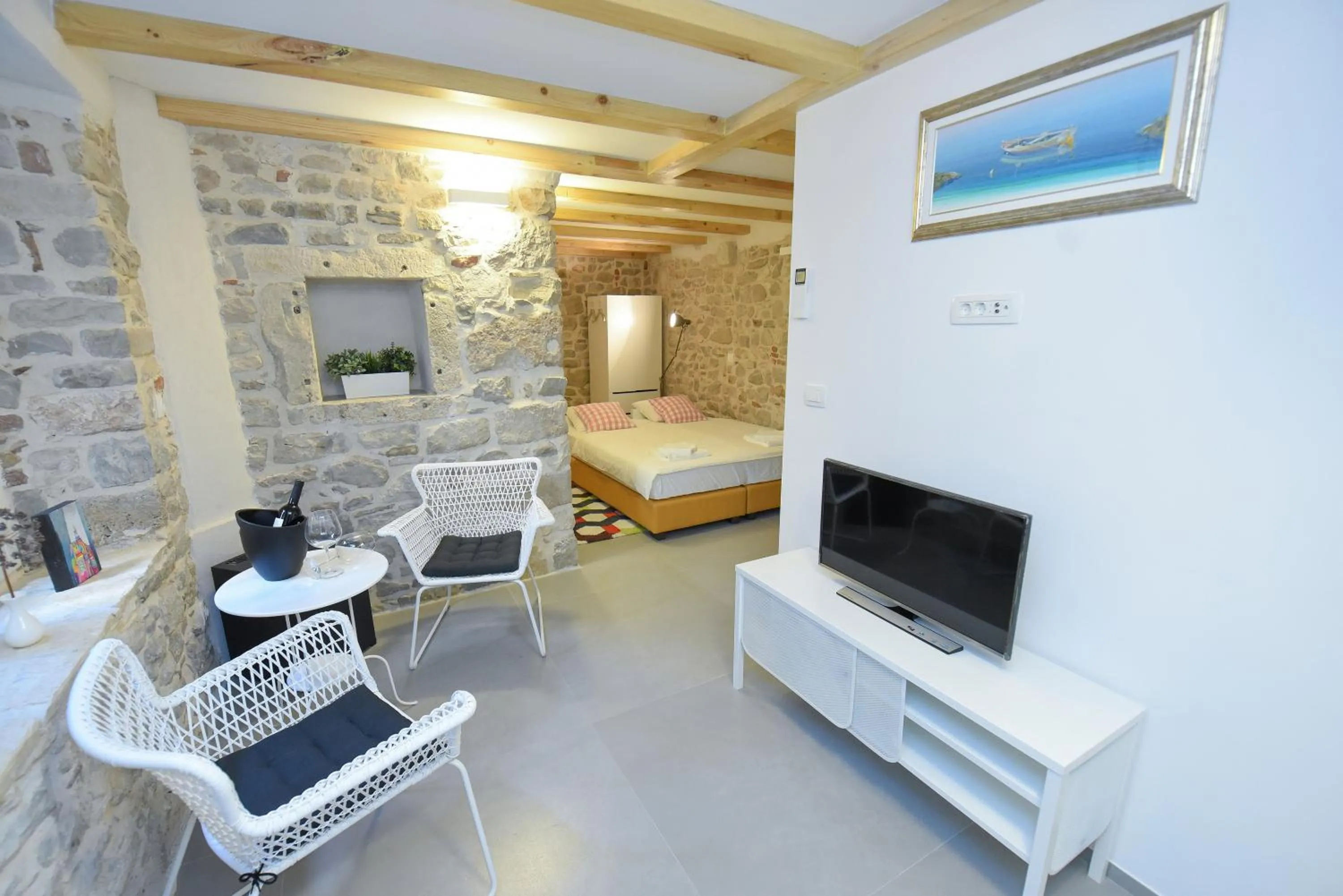 Living room, Bed in Pylon Rooms