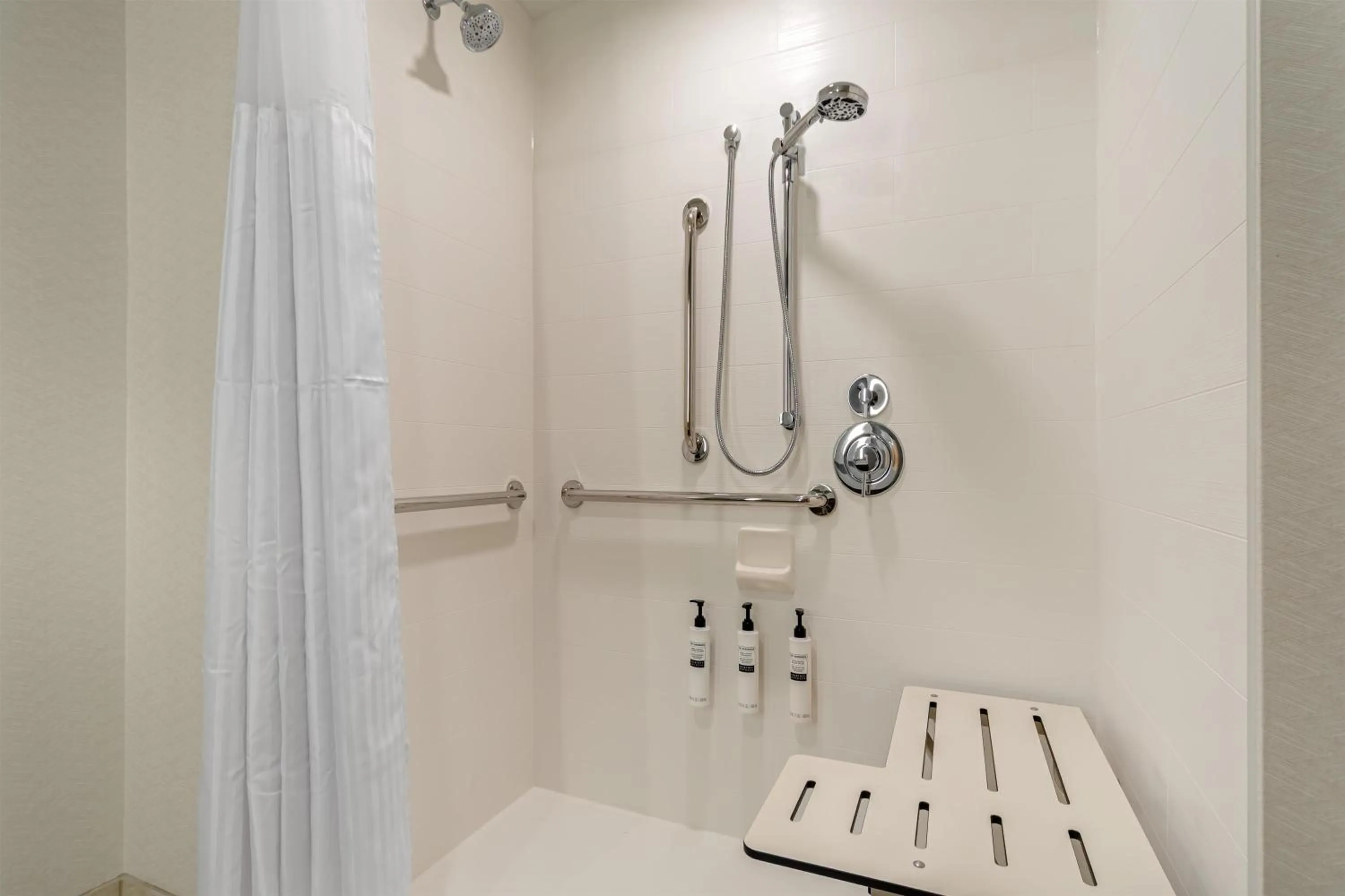 Bathroom in Hilton Garden Inn Media