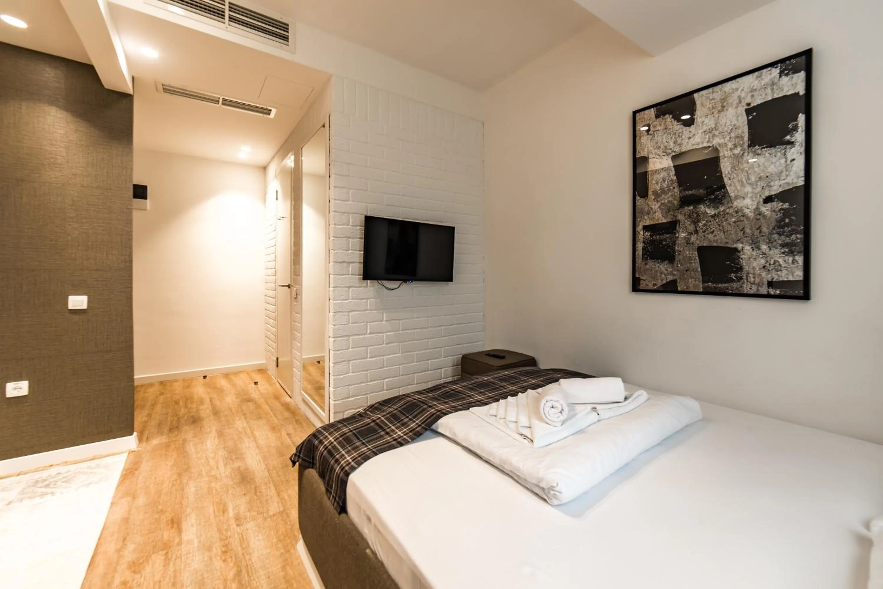 Bed in Belgrade Inn Garni Hotel