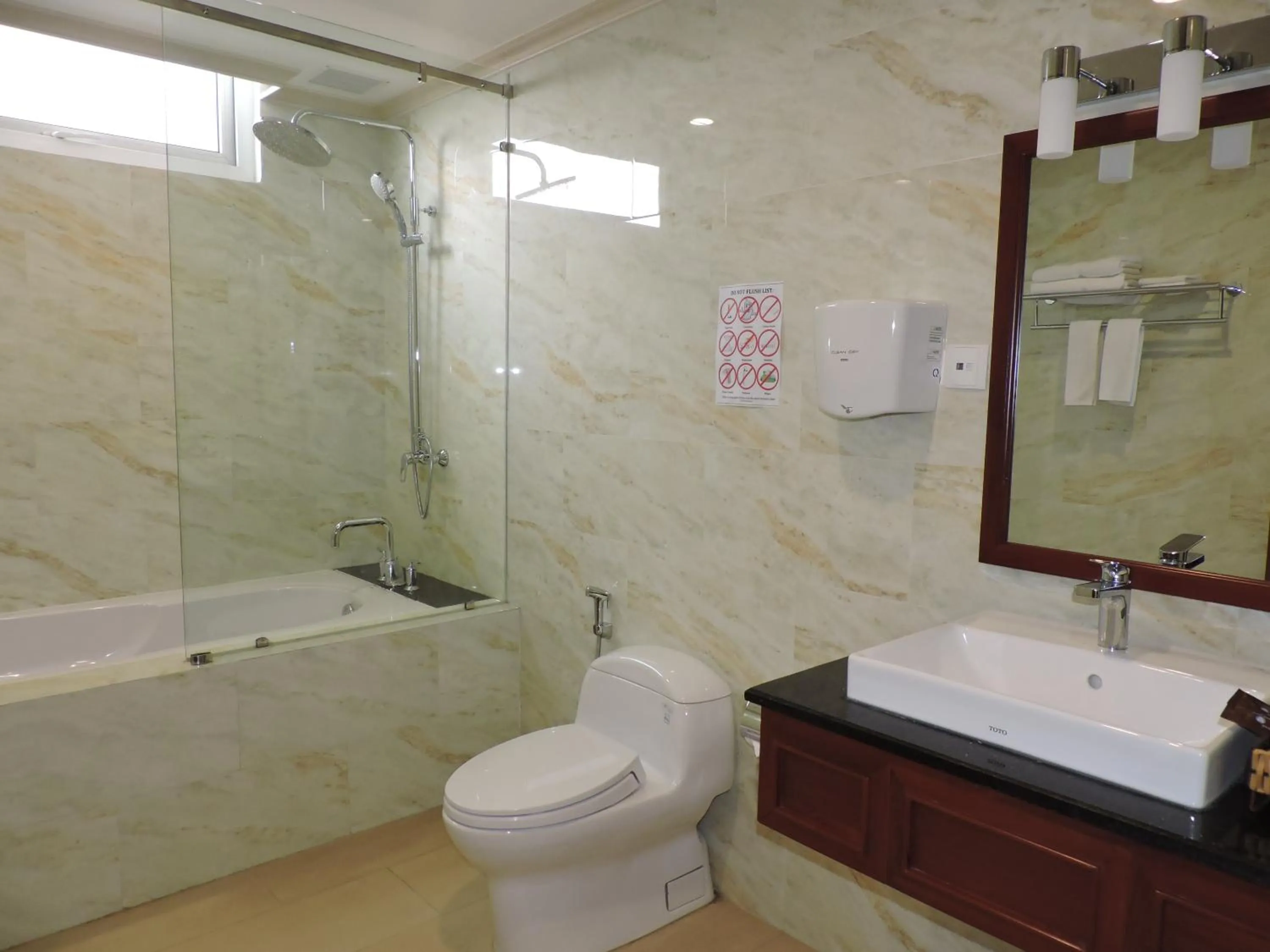 Shower in Minh Tam Phu Nhuan Hotel & Spa