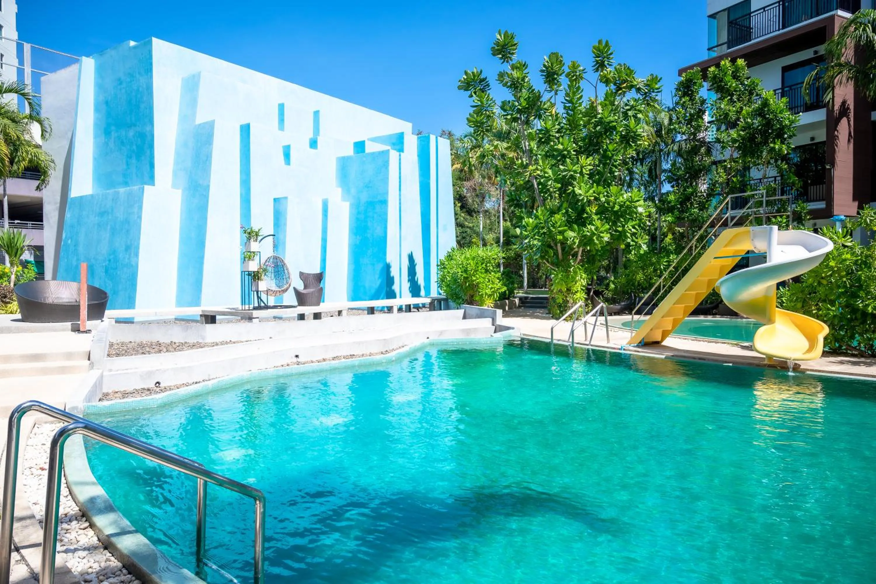 Swimming pool in Centara Life Maris Resort Jomtien
