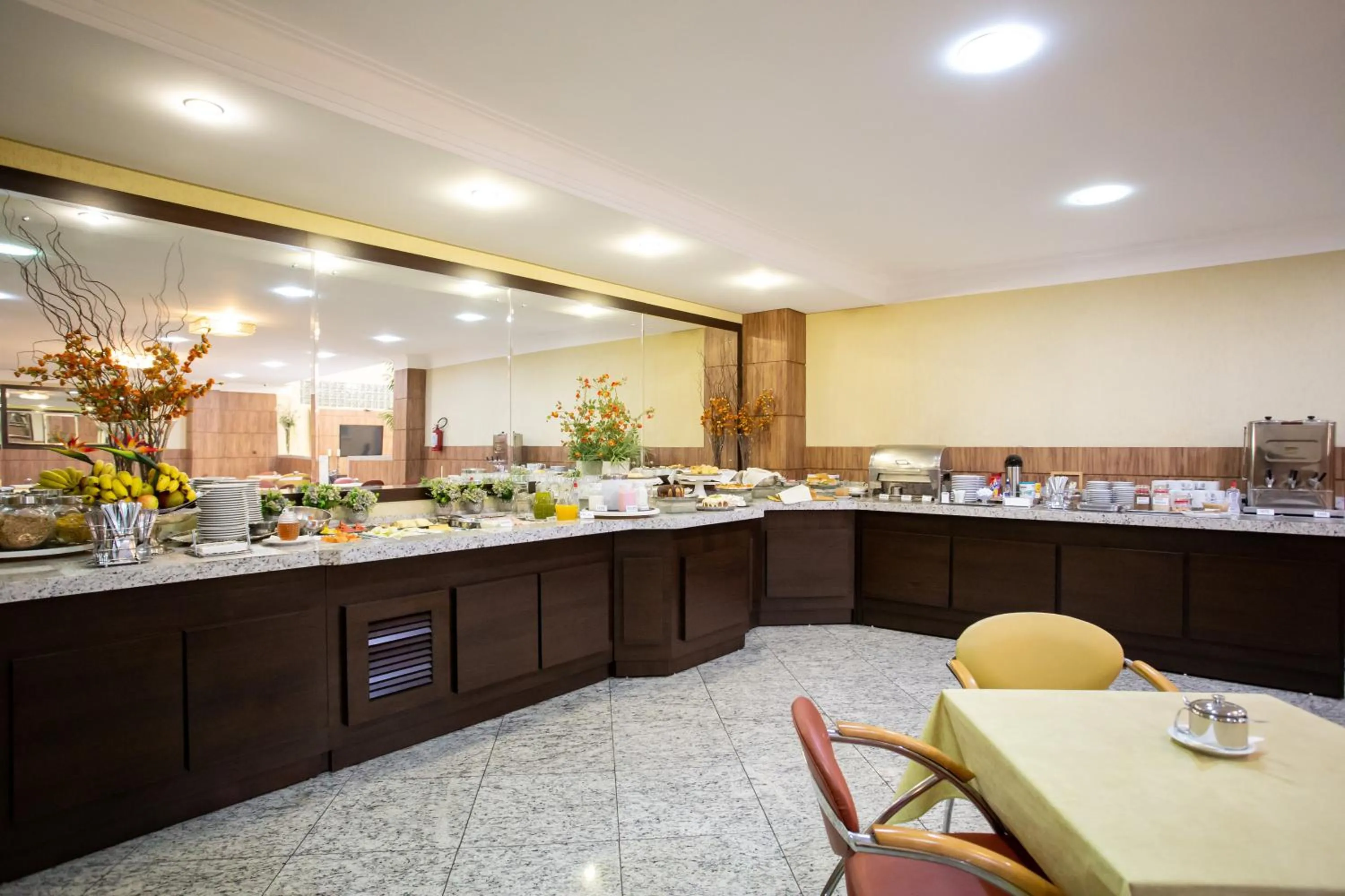 Buffet breakfast in Barbur Center Hotel