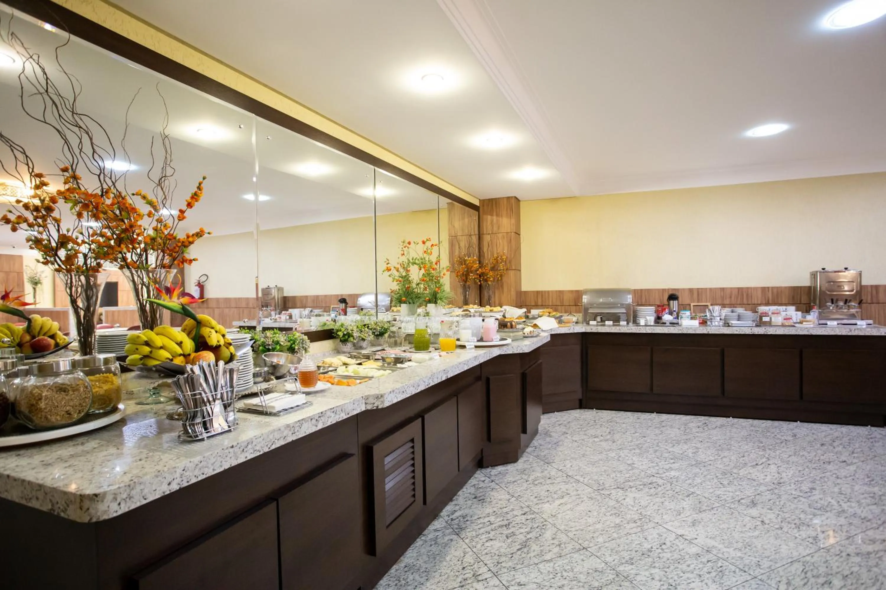 Buffet breakfast in Barbur Center Hotel