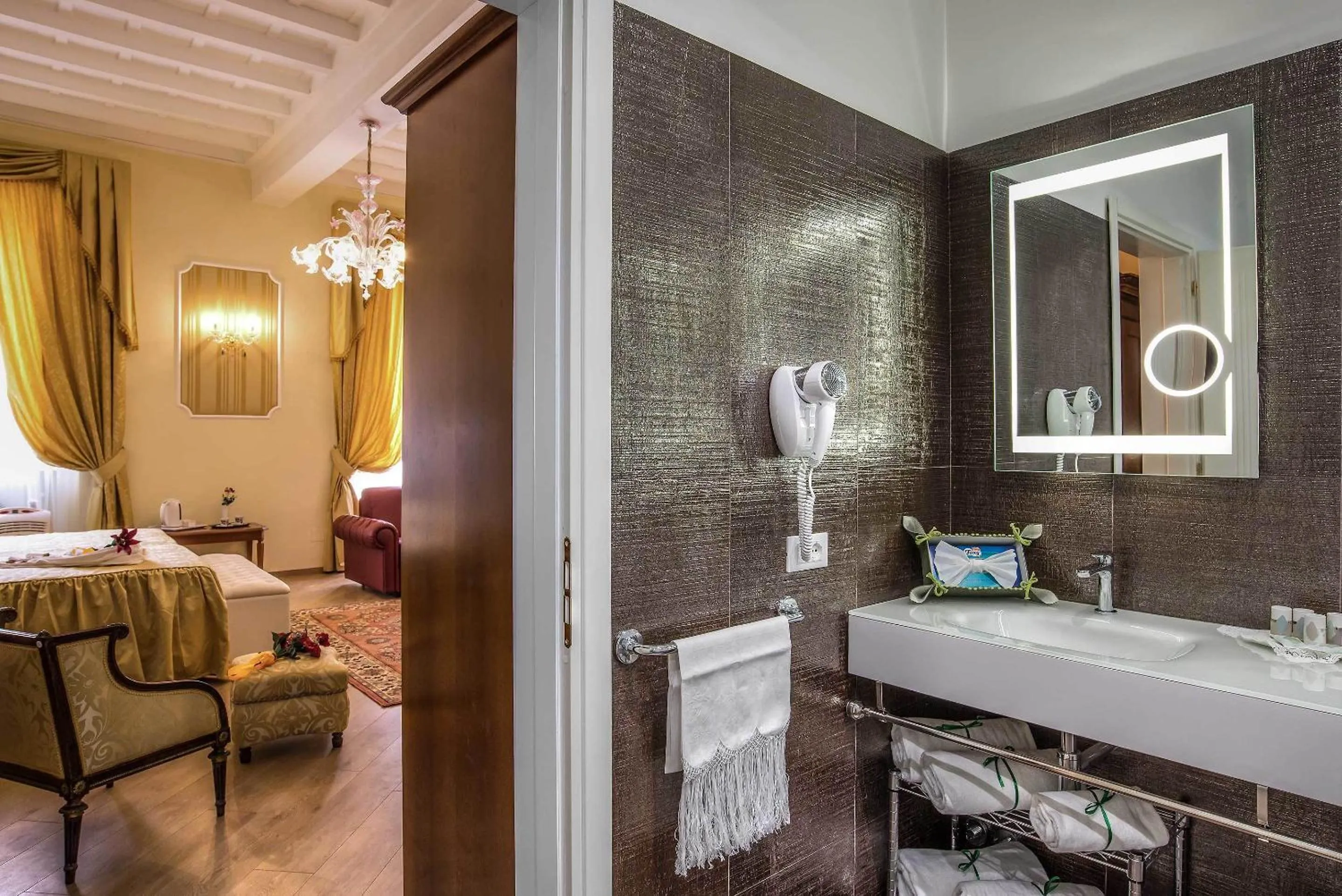 Bathroom, Bed in Trevi Rome Suite