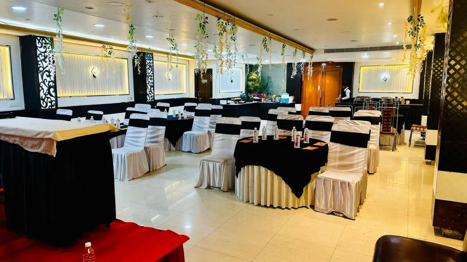 Restaurant/places to eat in Hotel SP International