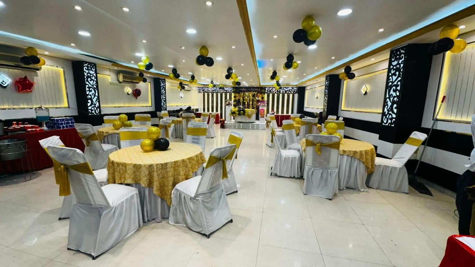 Restaurant/places to eat in Hotel SP International