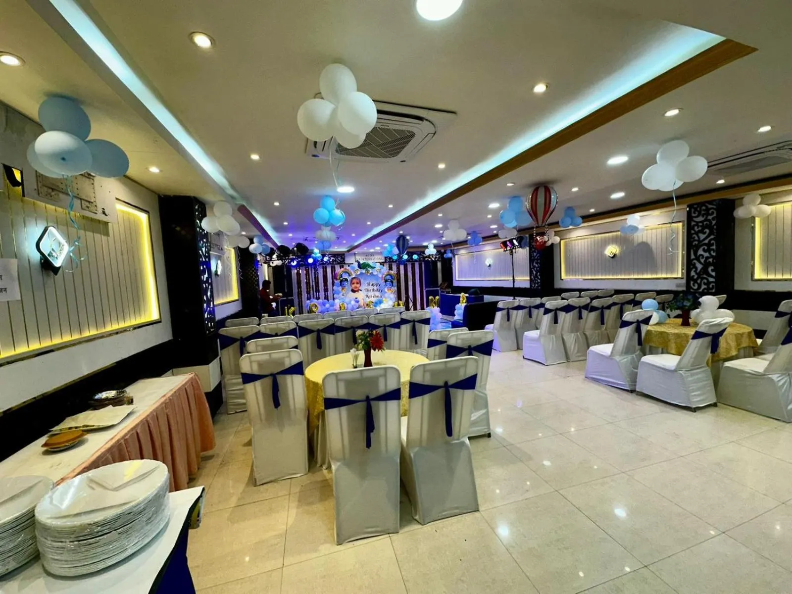 Restaurant/places to eat in Hotel SP International
