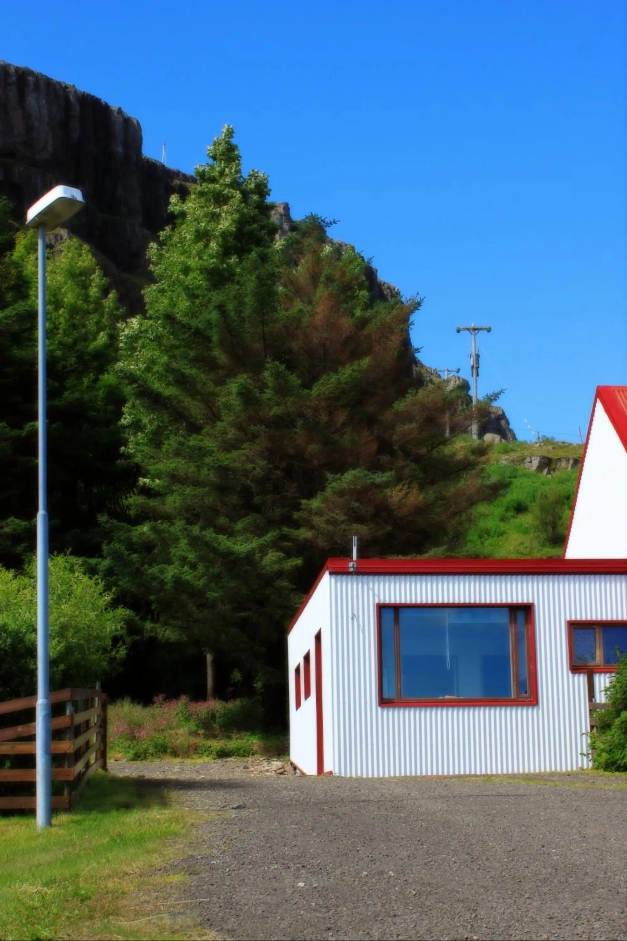 Facade/entrance in Lindarbrekka