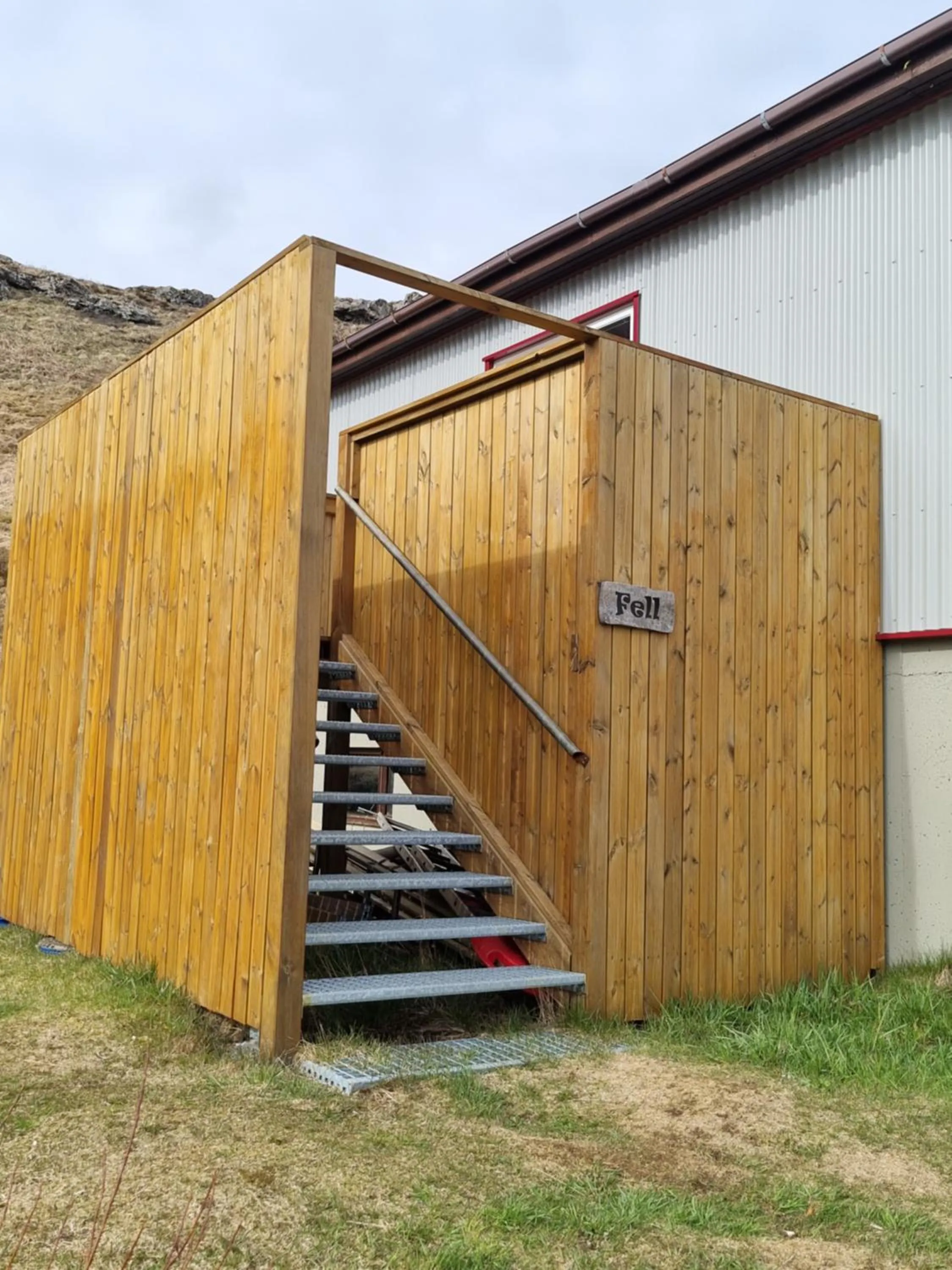 Facade/entrance in Lindarbrekka