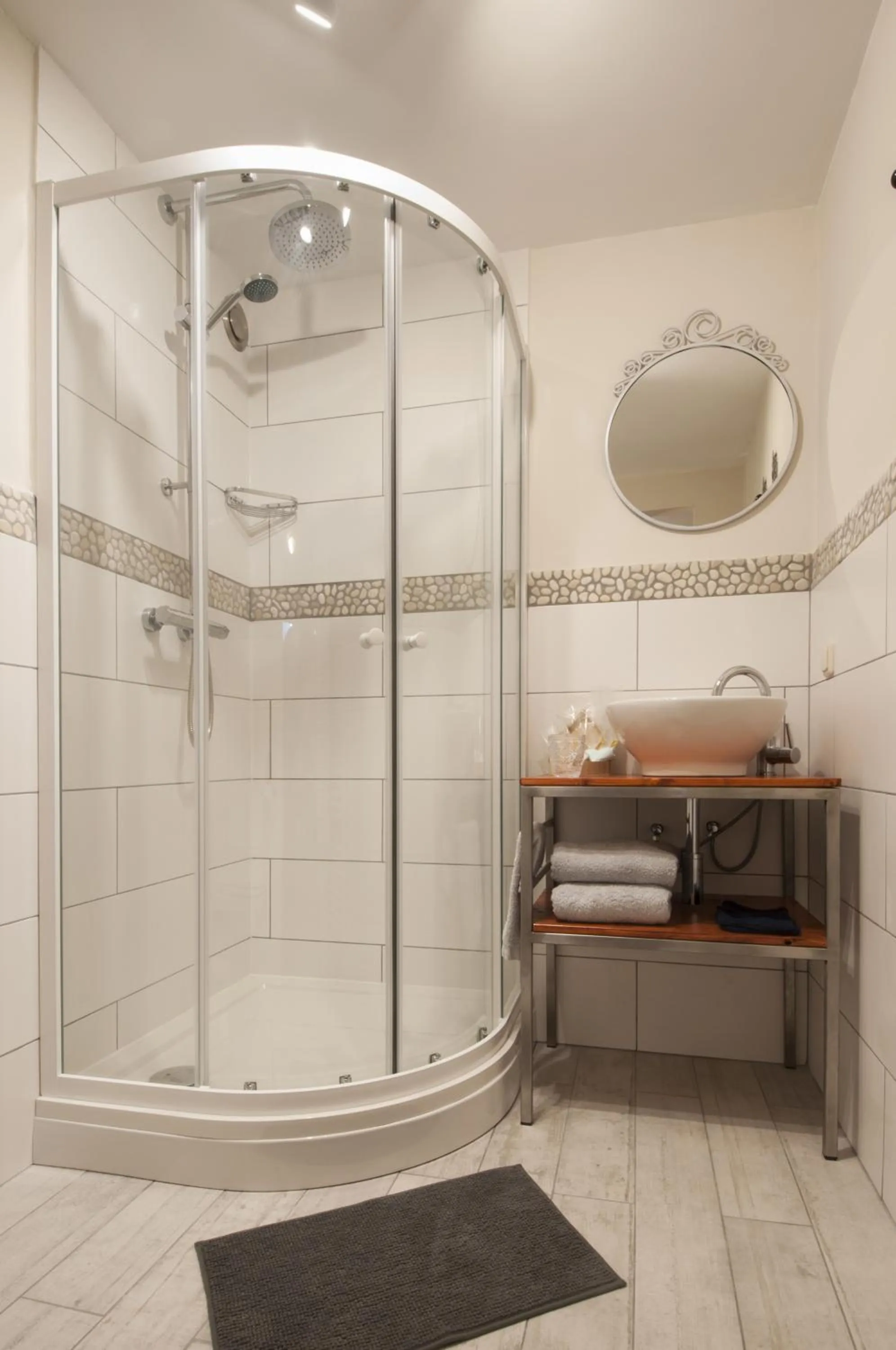 Shower in Sleep&Stay Floris IV