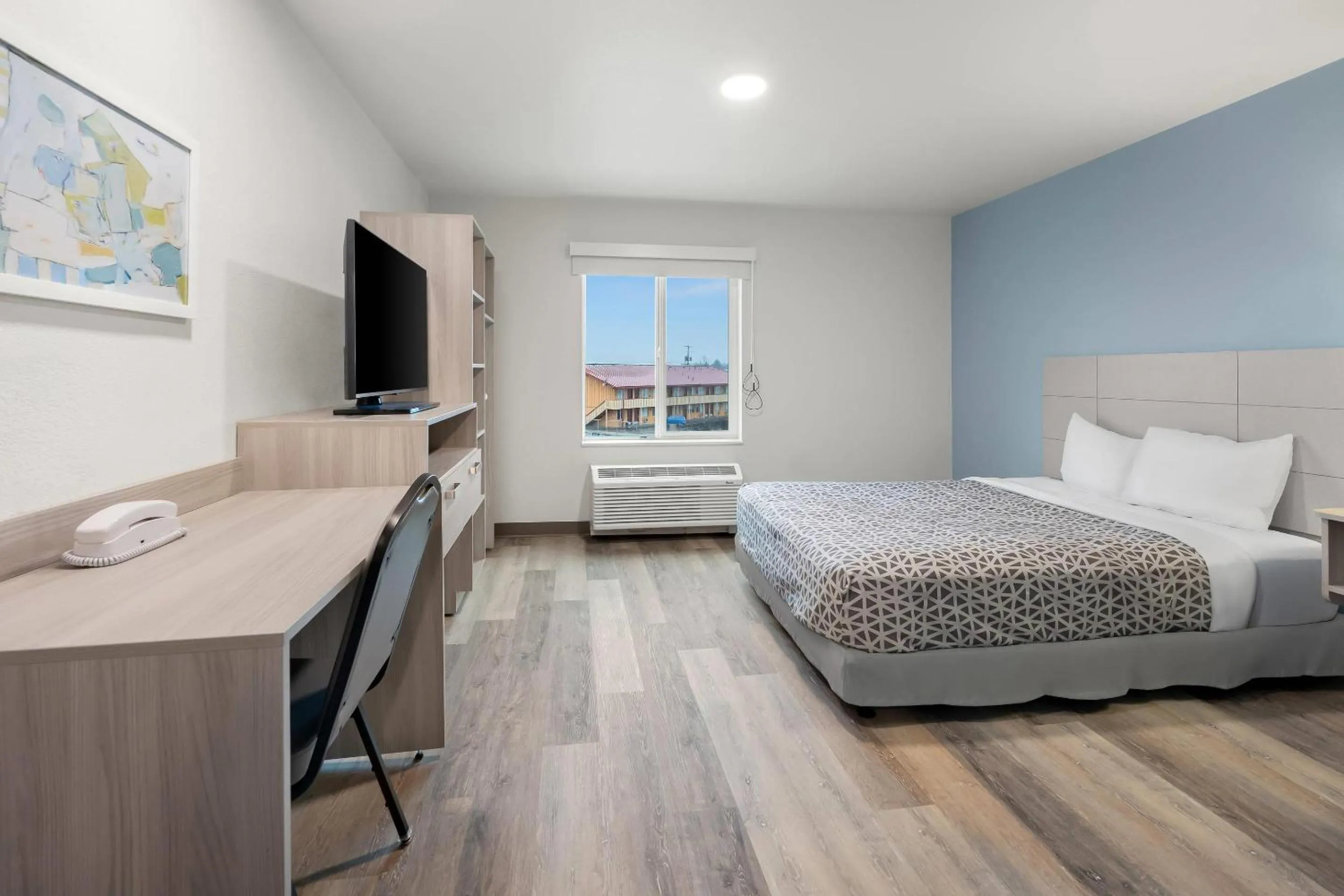 Bedroom, Bed in WoodSpring Suites Medford near I-5