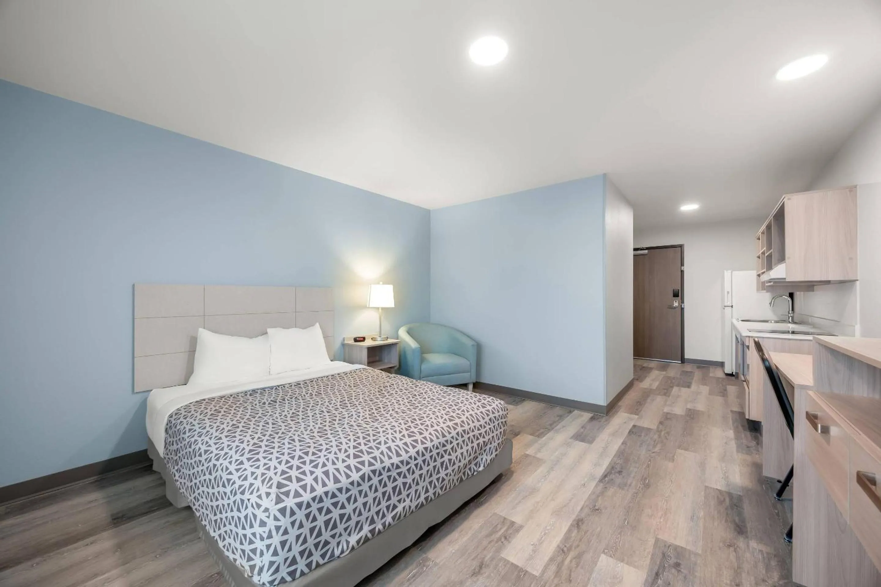 Bedroom, Bed in WoodSpring Suites Medford near I-5