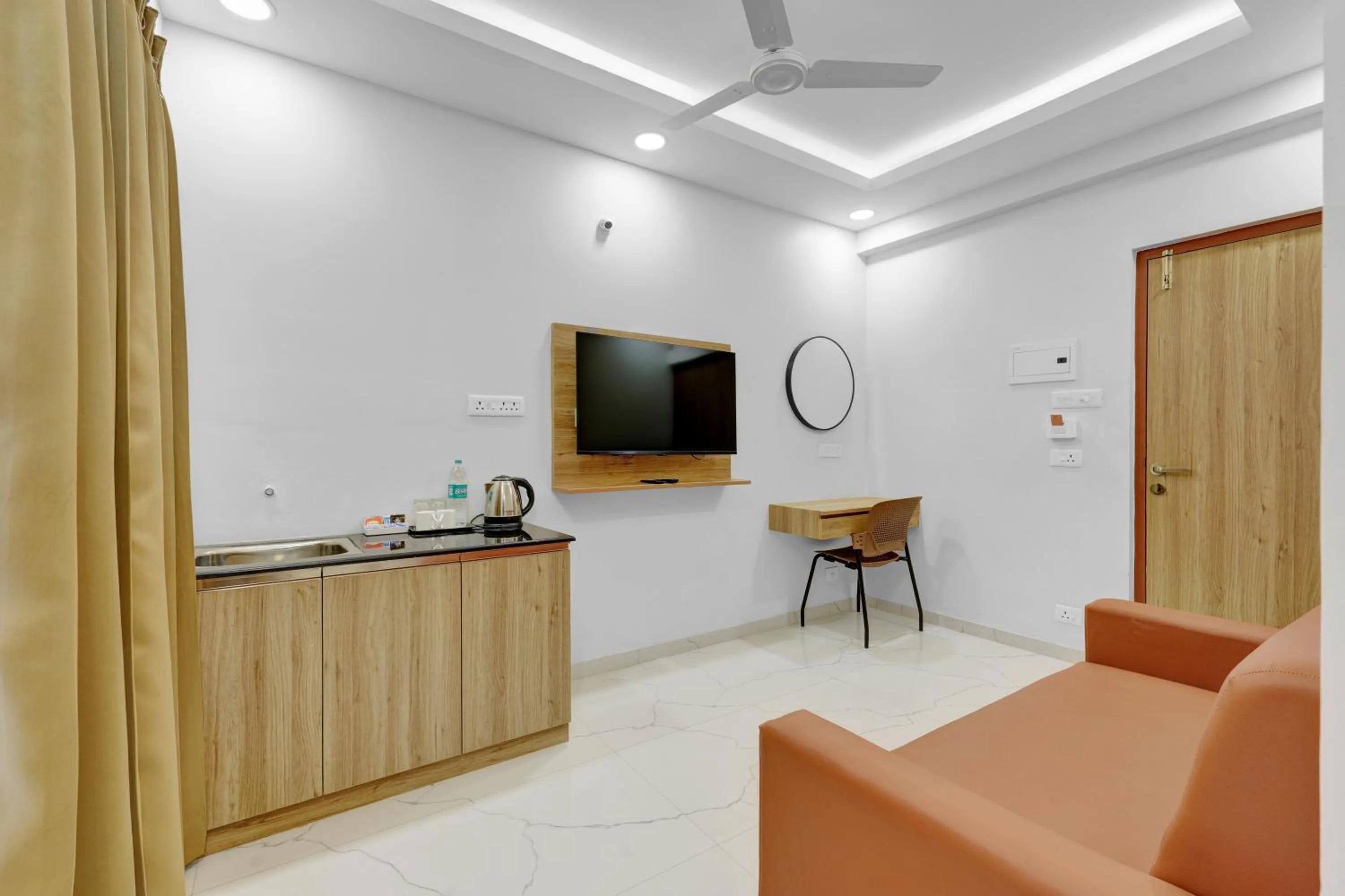 Deluxe Queen Room in Rohaan Elite stays by UPAR
