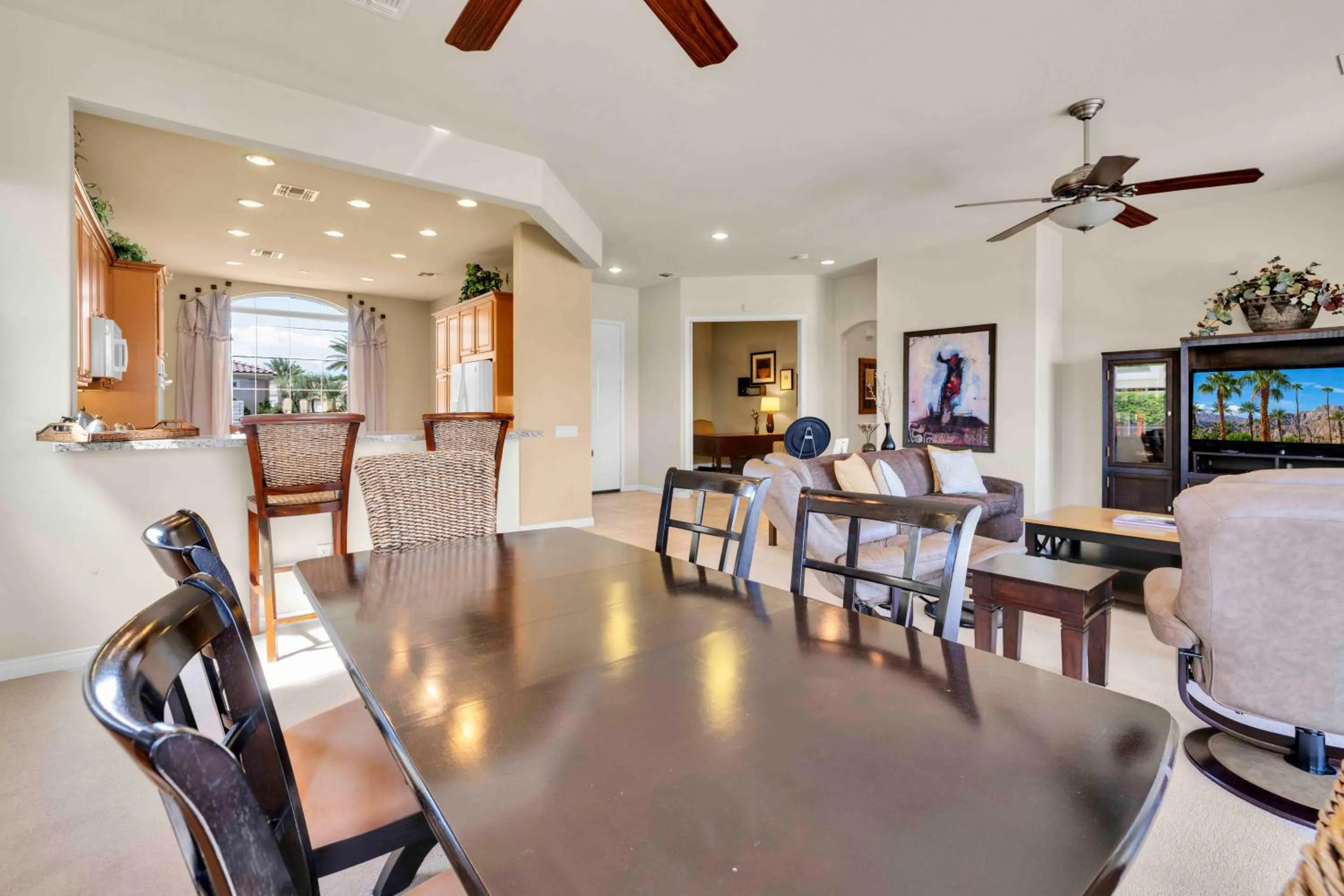 Dining area in Desert Fairway Oasis
