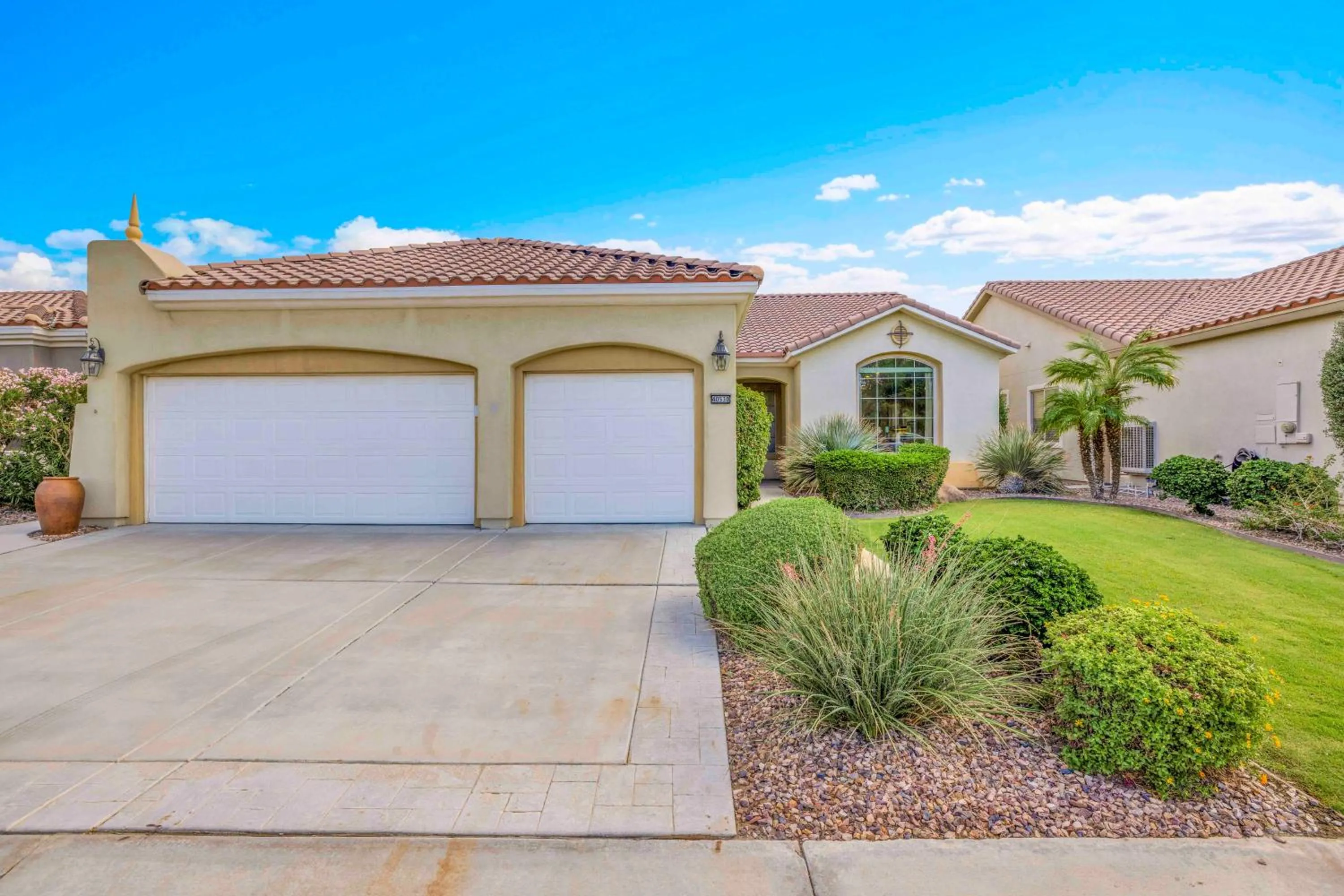 Parking in Desert Fairway Oasis