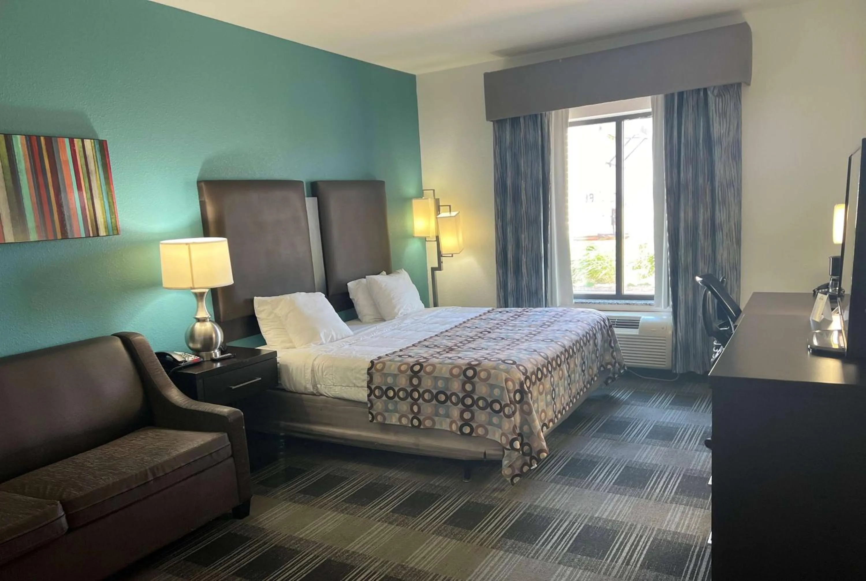 Photo of the whole room, Bed in Days Inn by Wyndham Alva