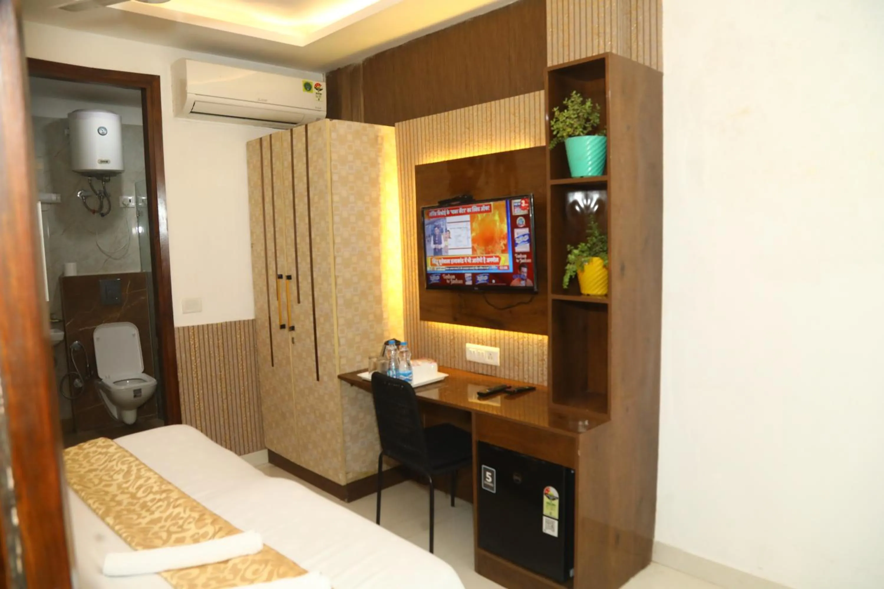 Photo of the whole room, Bed in Flourish Stay Saket near Max Hospital