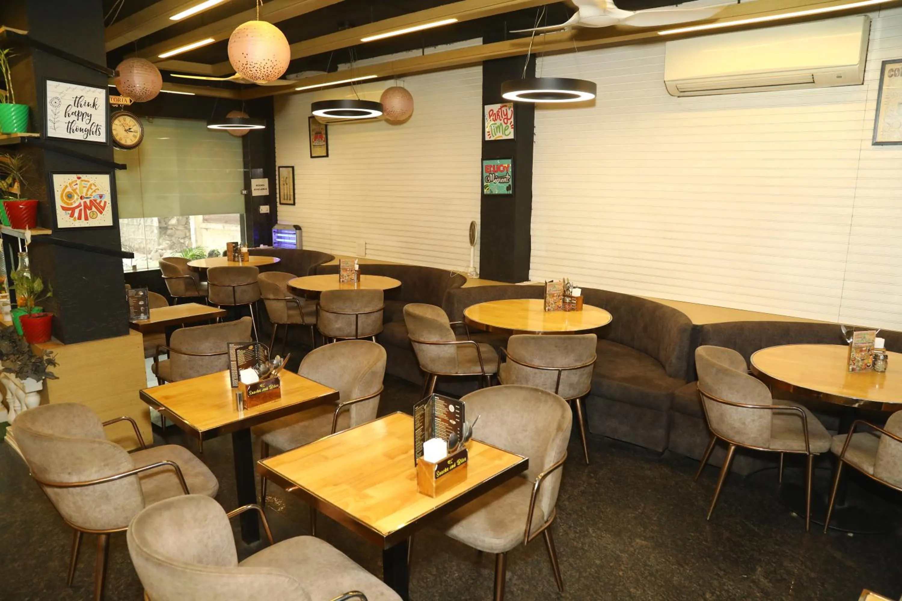 Restaurant/places to eat in Flourish Stay Saket near Max Hospital