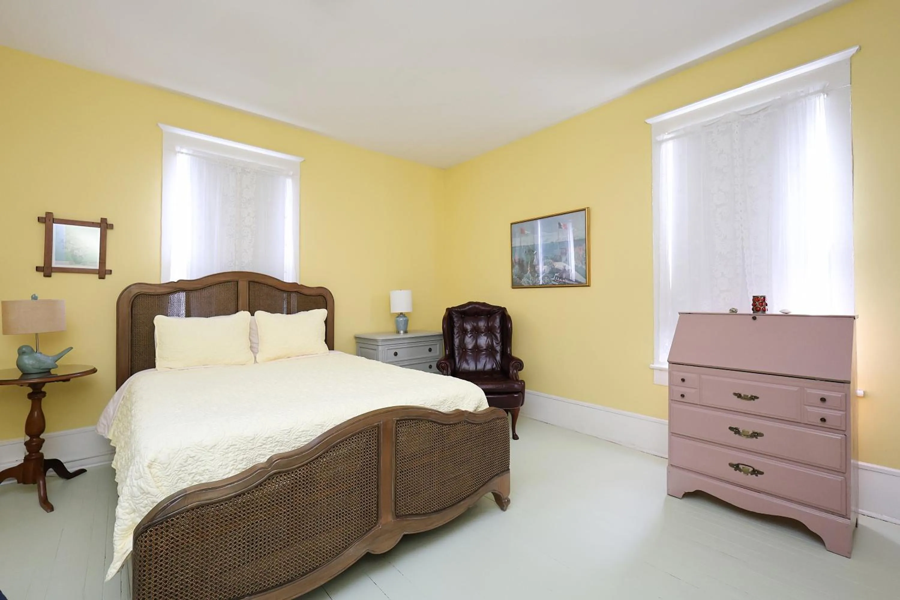 Bed in The Dailey Renewal Retreat B & B