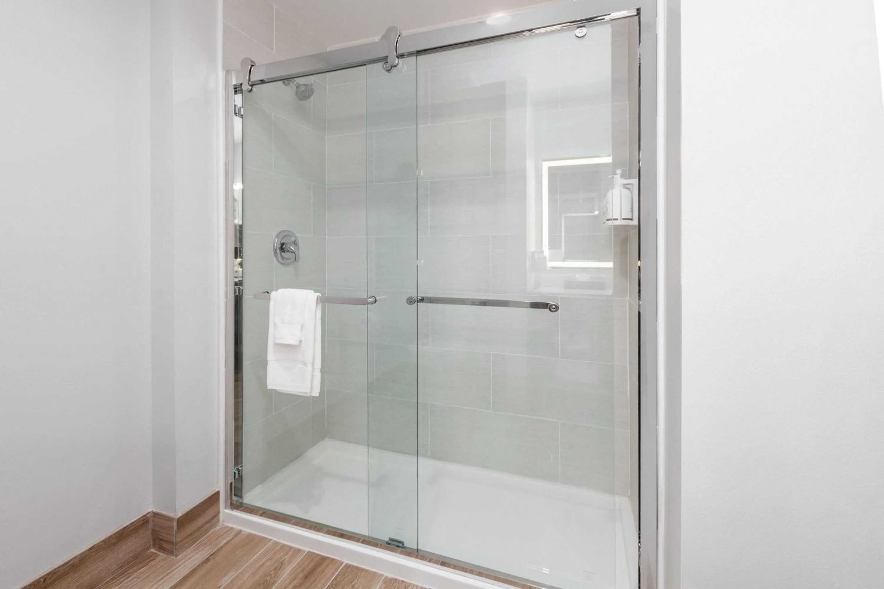 Bathroom in La Quinta Inn & Suites by Wyndham Eagle Pass