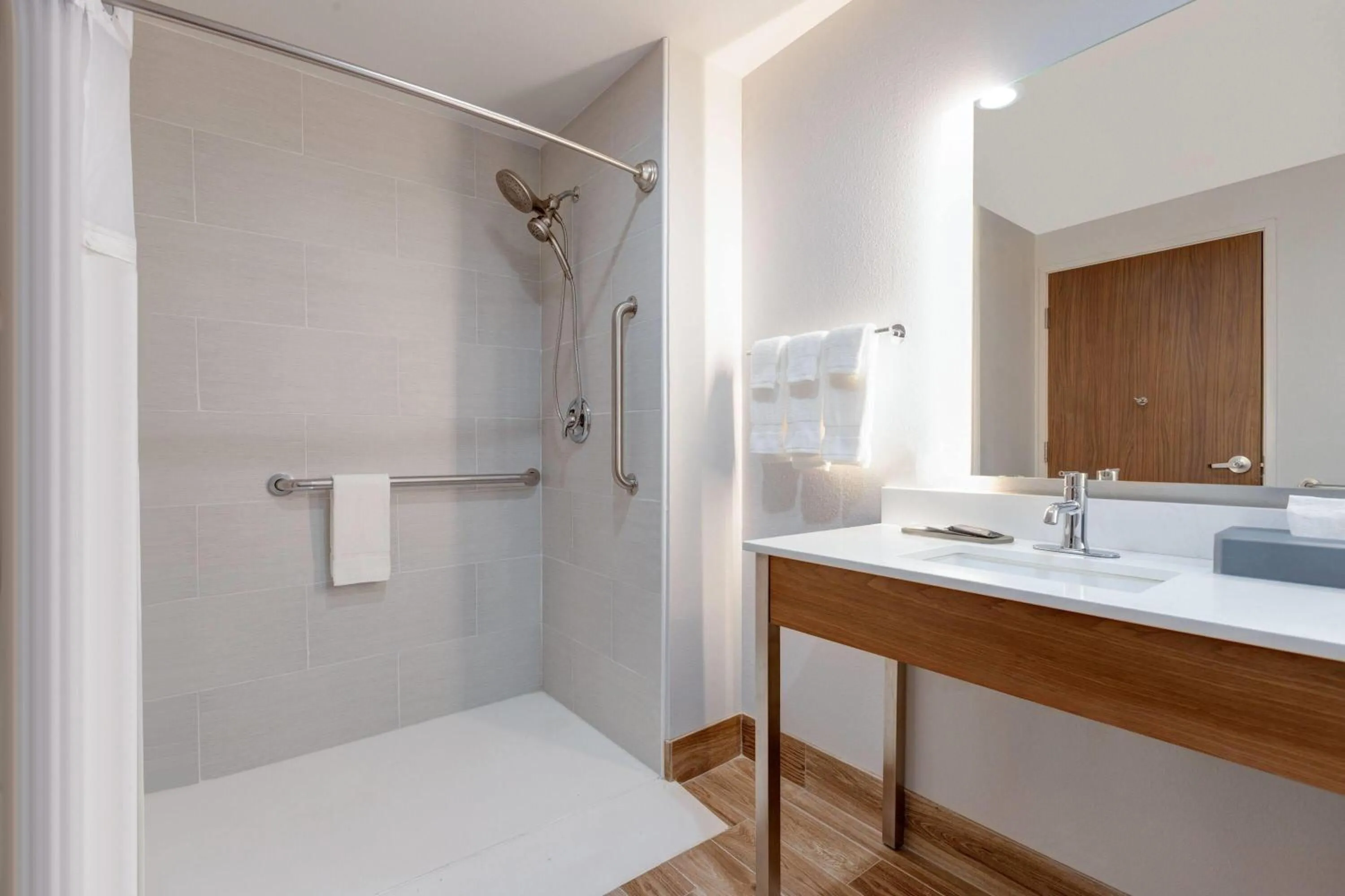 Shower in La Quinta Inn & Suites by Wyndham Eagle Pass