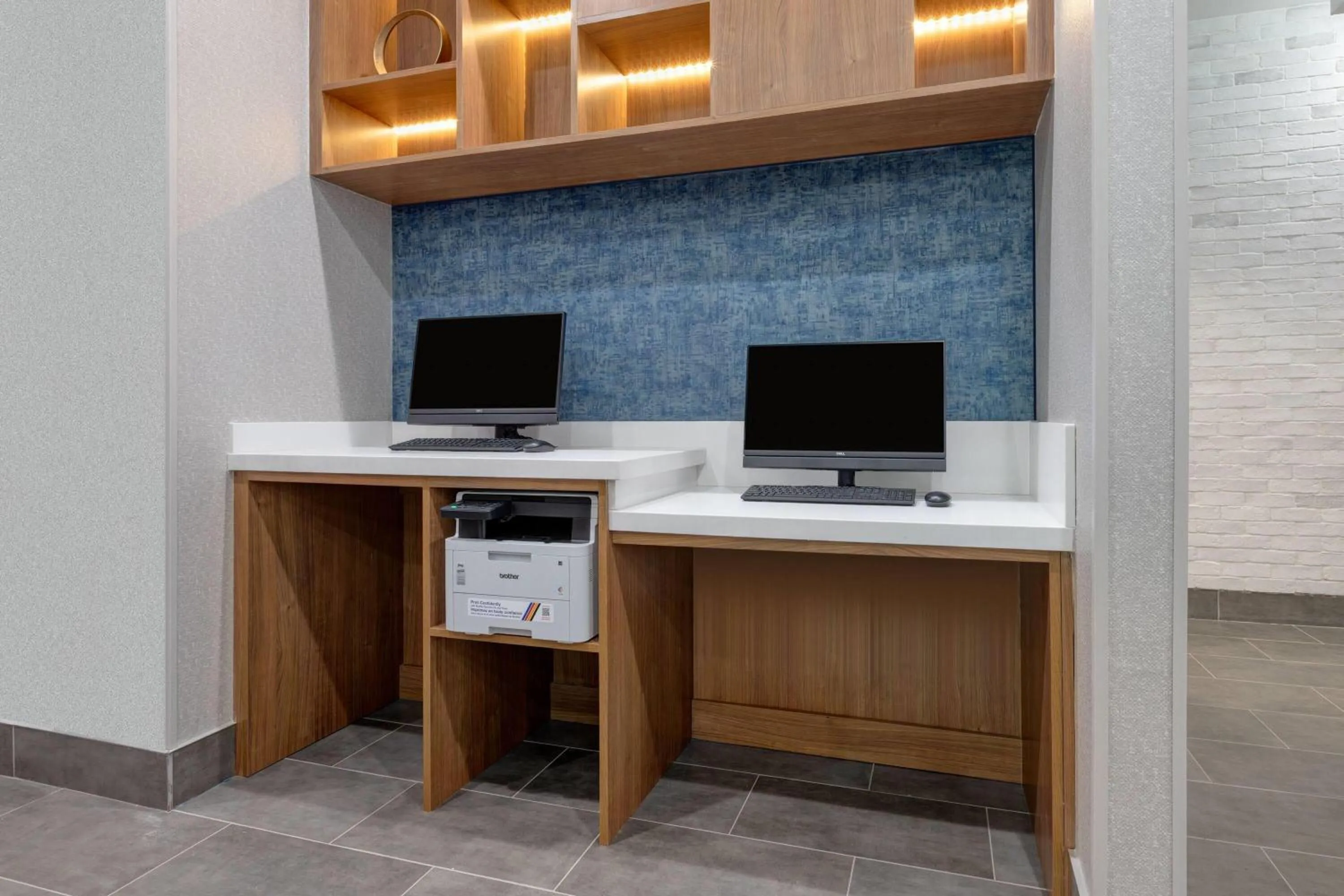 Business facilities in La Quinta Inn & Suites by Wyndham Eagle Pass