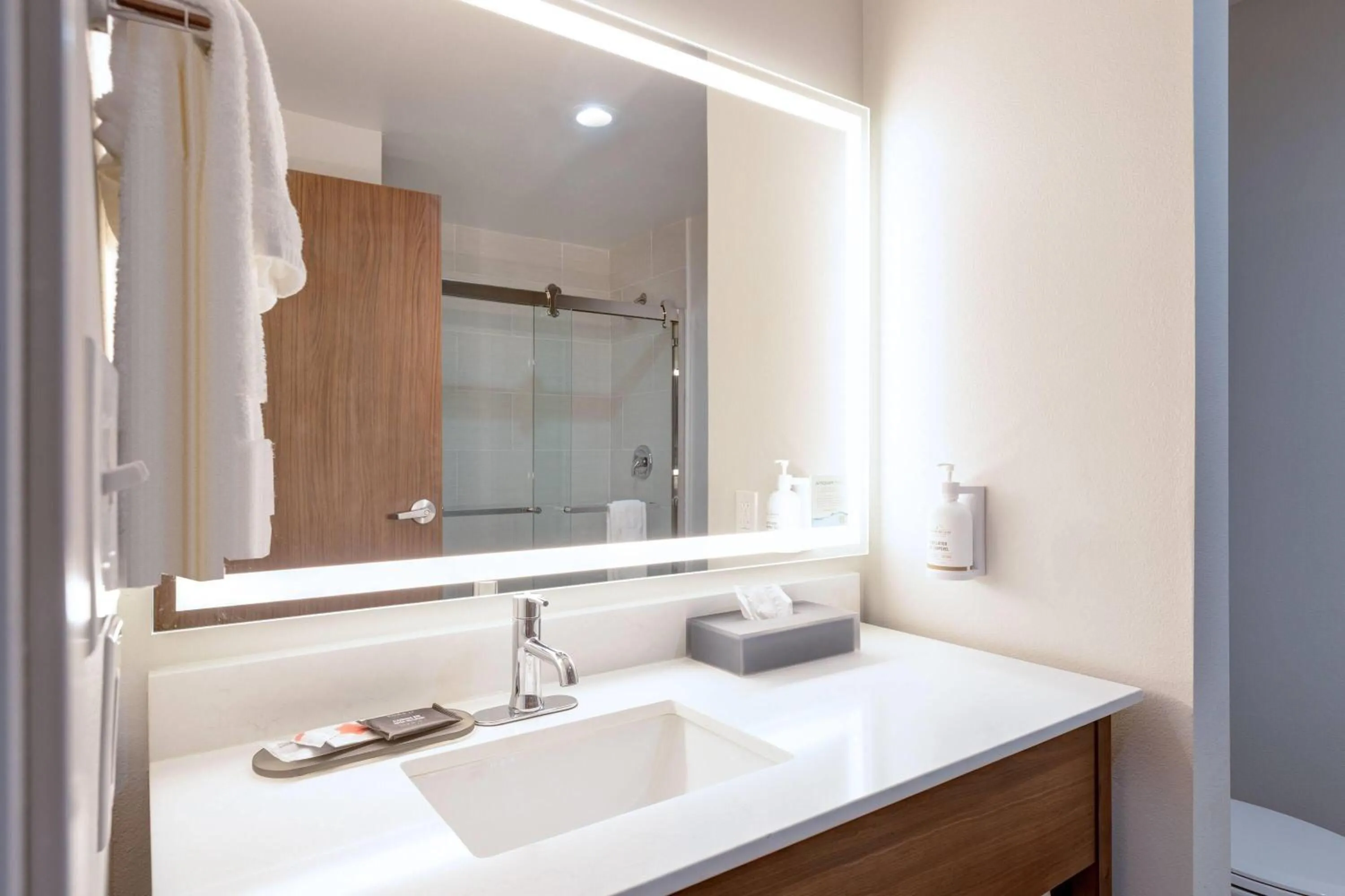 Bathroom in La Quinta Inn & Suites by Wyndham Eagle Pass