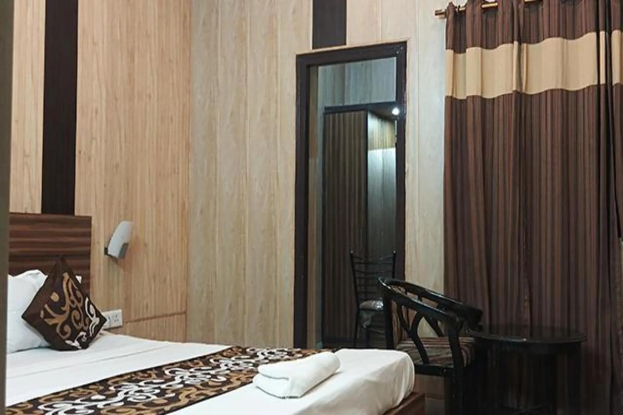 Bed in FabHotel Crown Inn