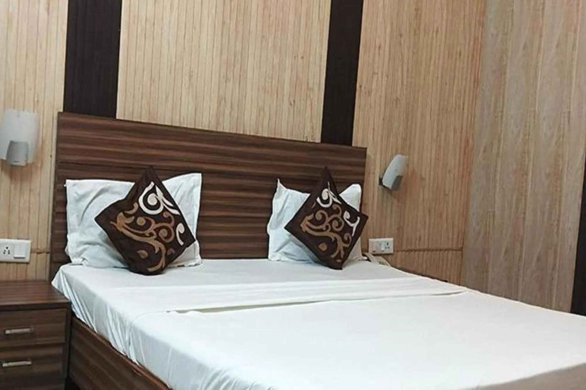 Bed in FabHotel Crown Inn