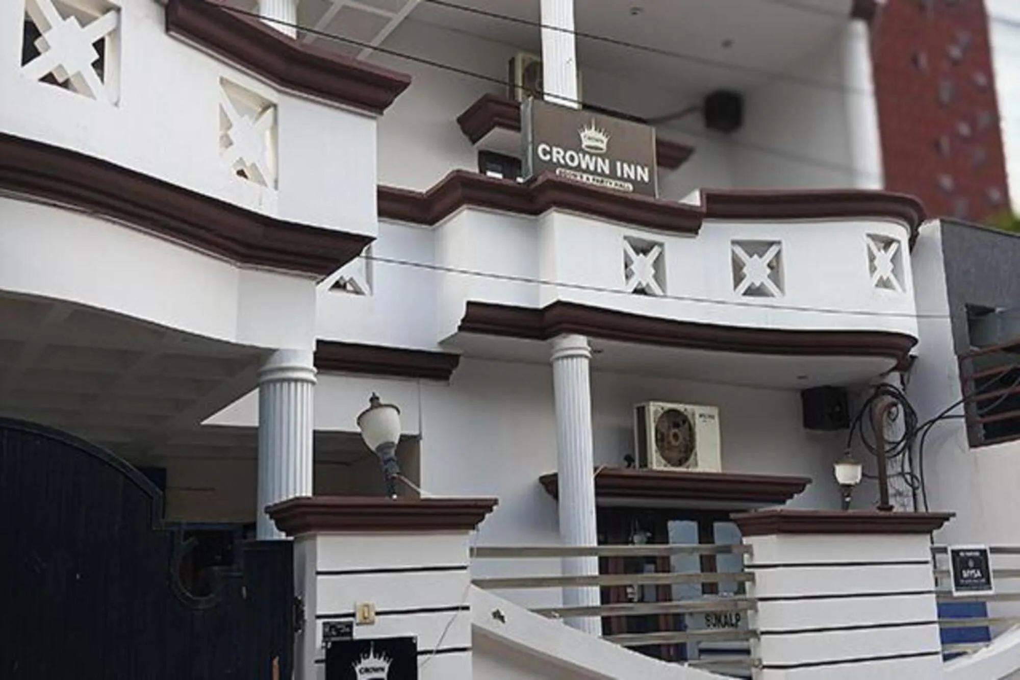 Facade/entrance in FabHotel Crown Inn