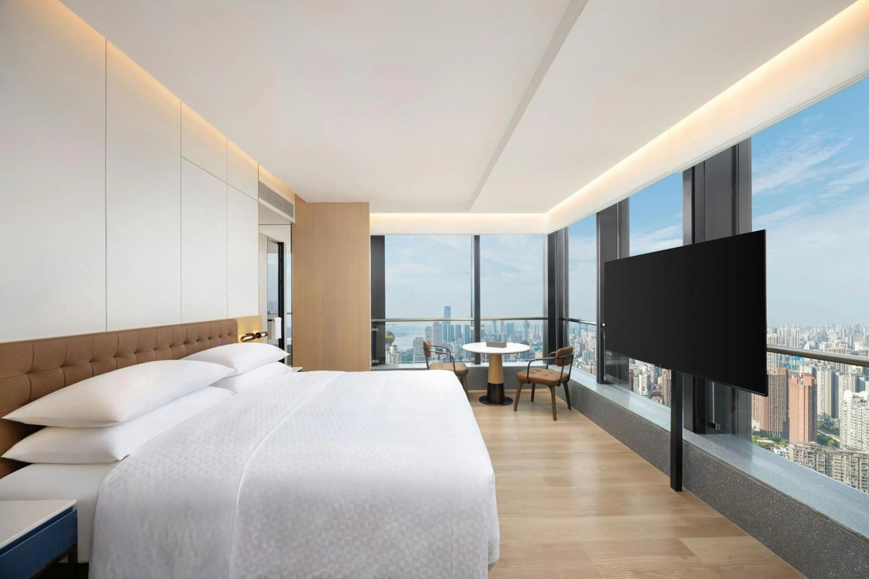 Photo of the whole room, Bed in Four Points by Sheraton Wuhan Hankou