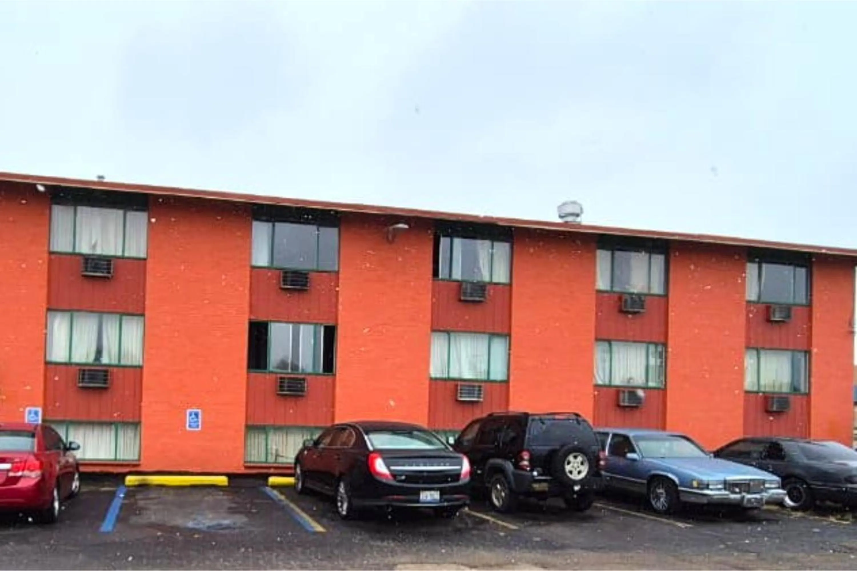 Parking in Capital O Pleasant Motel Grand Rapids MI