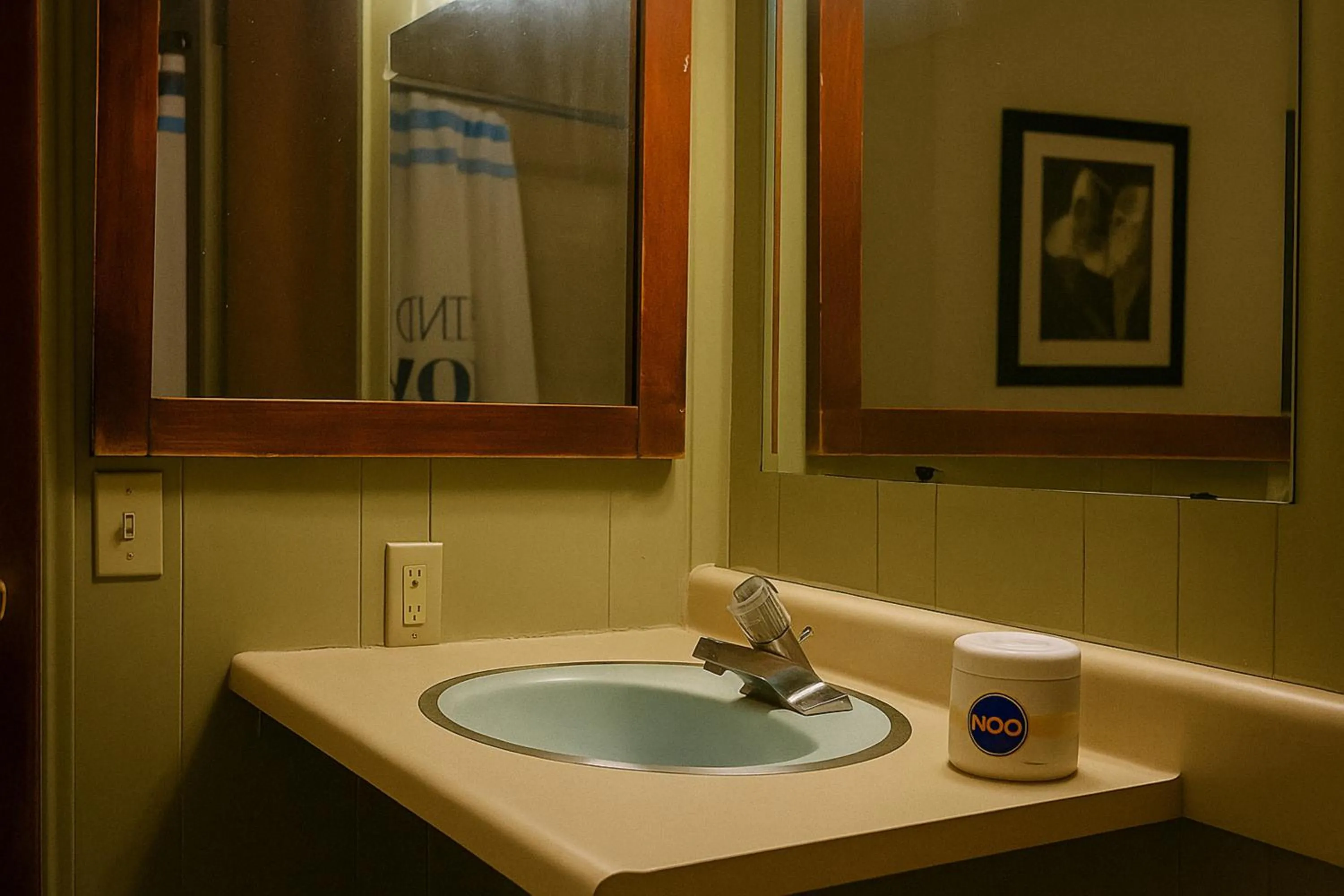 Bathroom in Capital O Pleasant Motel Grand Rapids MI