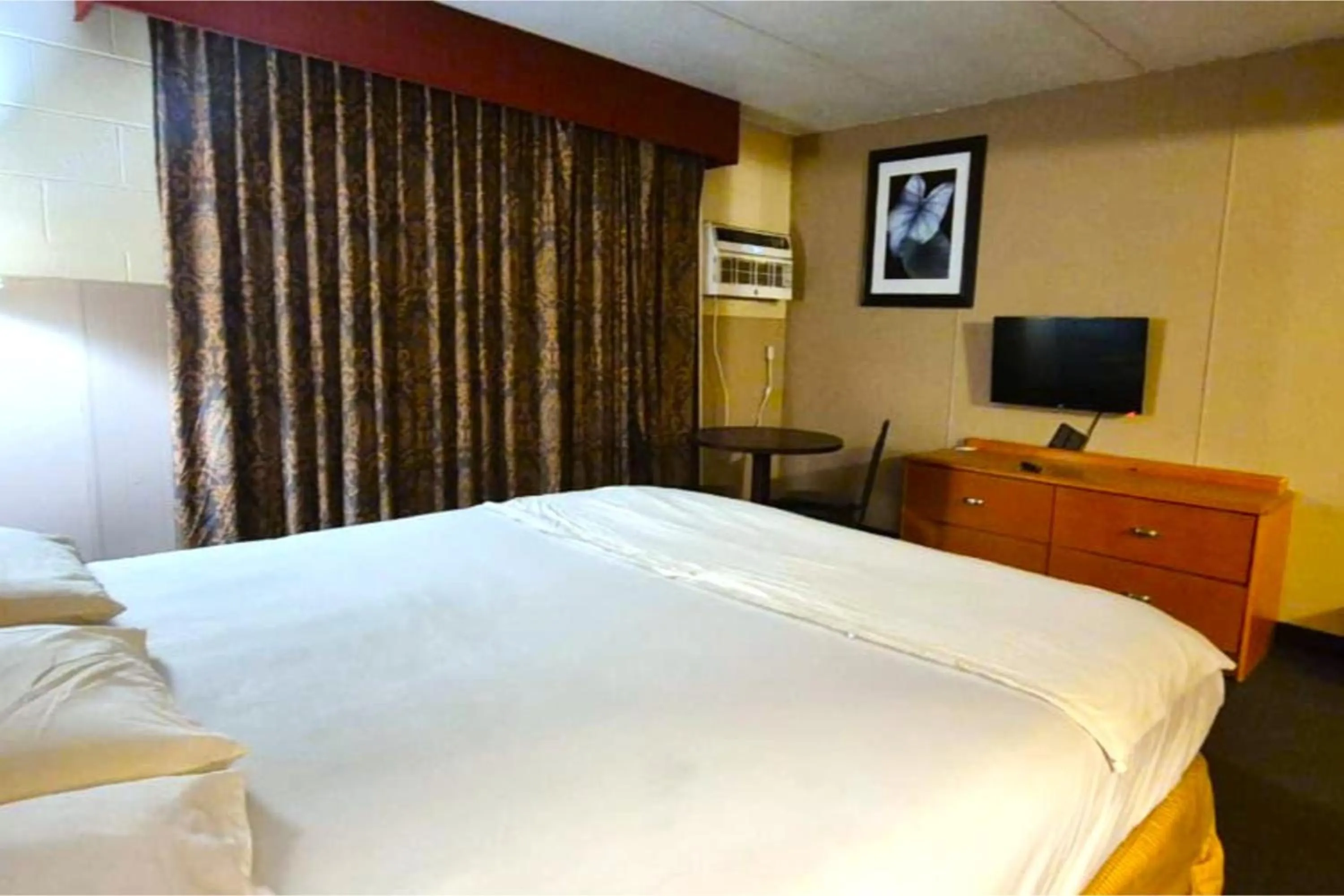 Bedroom, Bed in Capital O Pleasant Motel Grand Rapids MI