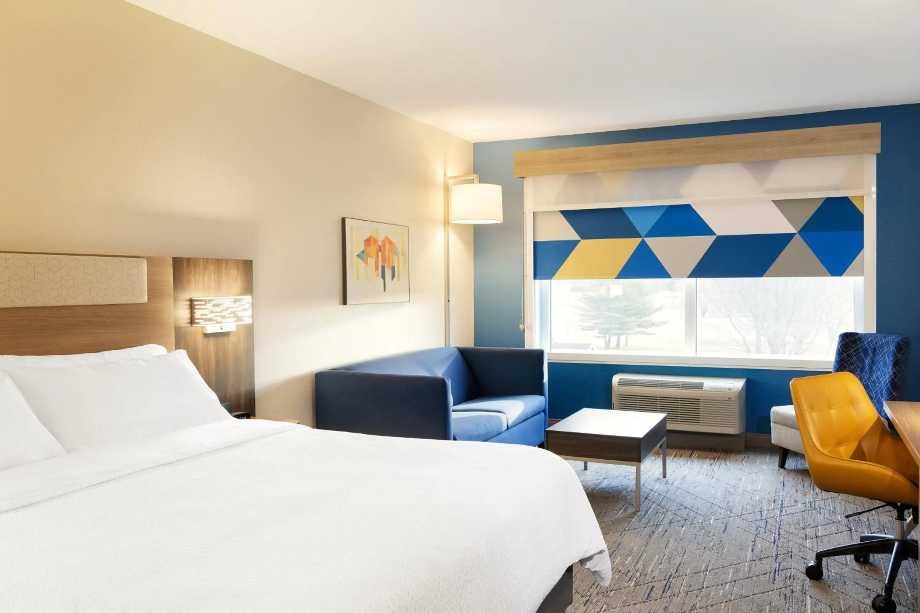 King Suite in Holiday Inn Express & Suites Chicago West - Oak Park by IHG