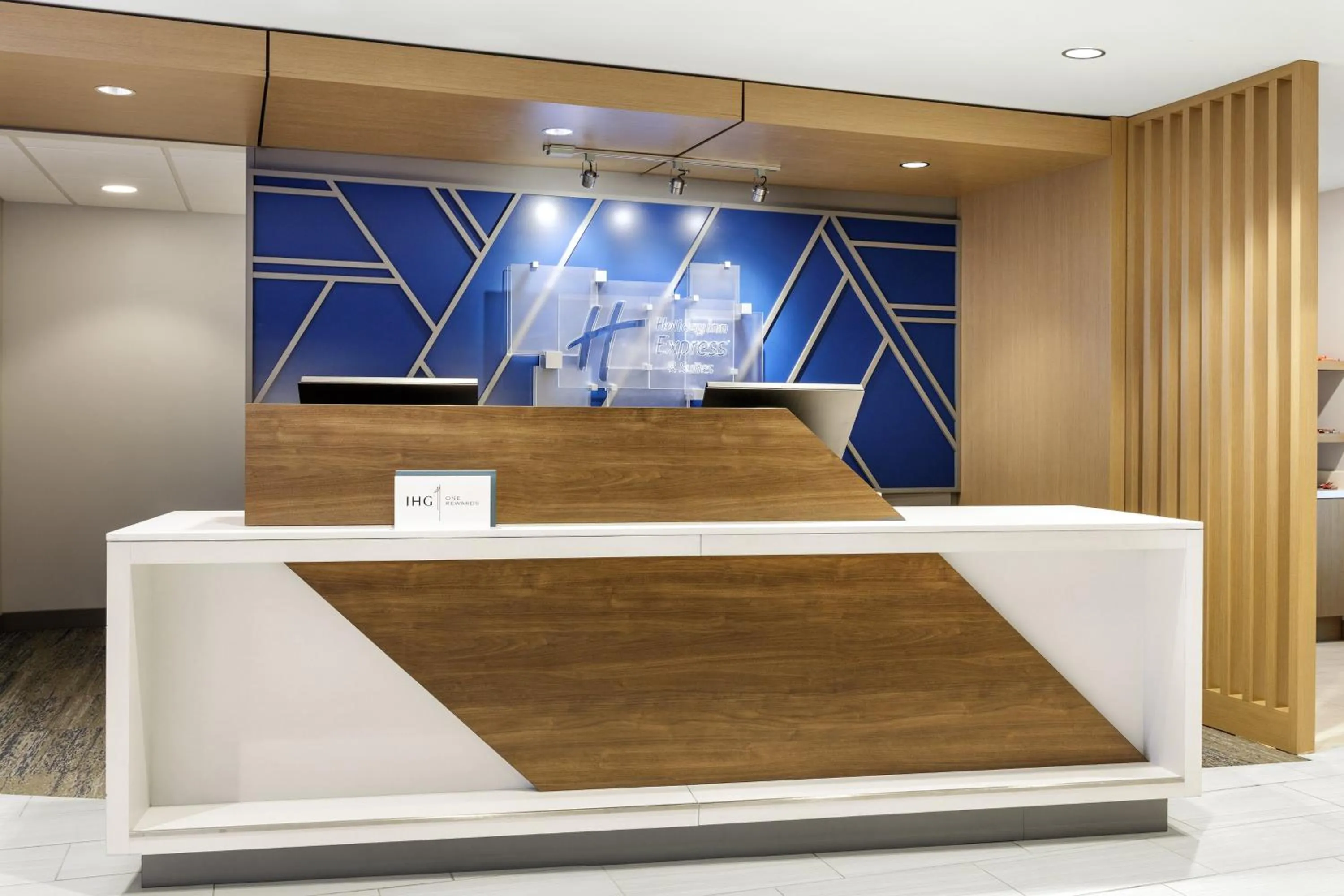 Holiday Inn Express & Suites Chicago West - Oak Park by IHG