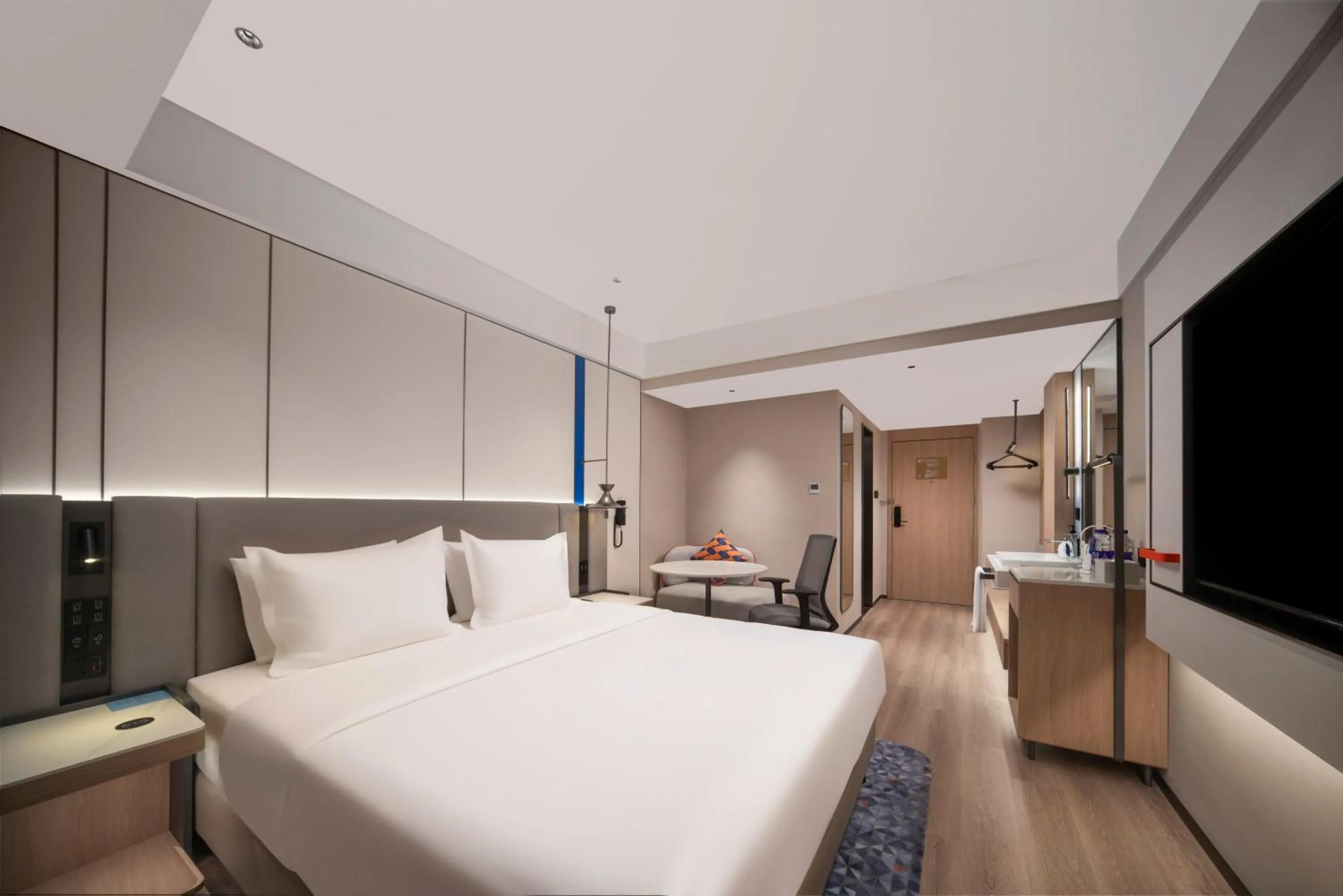 Photo of the whole room, Bed in Holiday Inn Express Qingdao Downtown by IHG