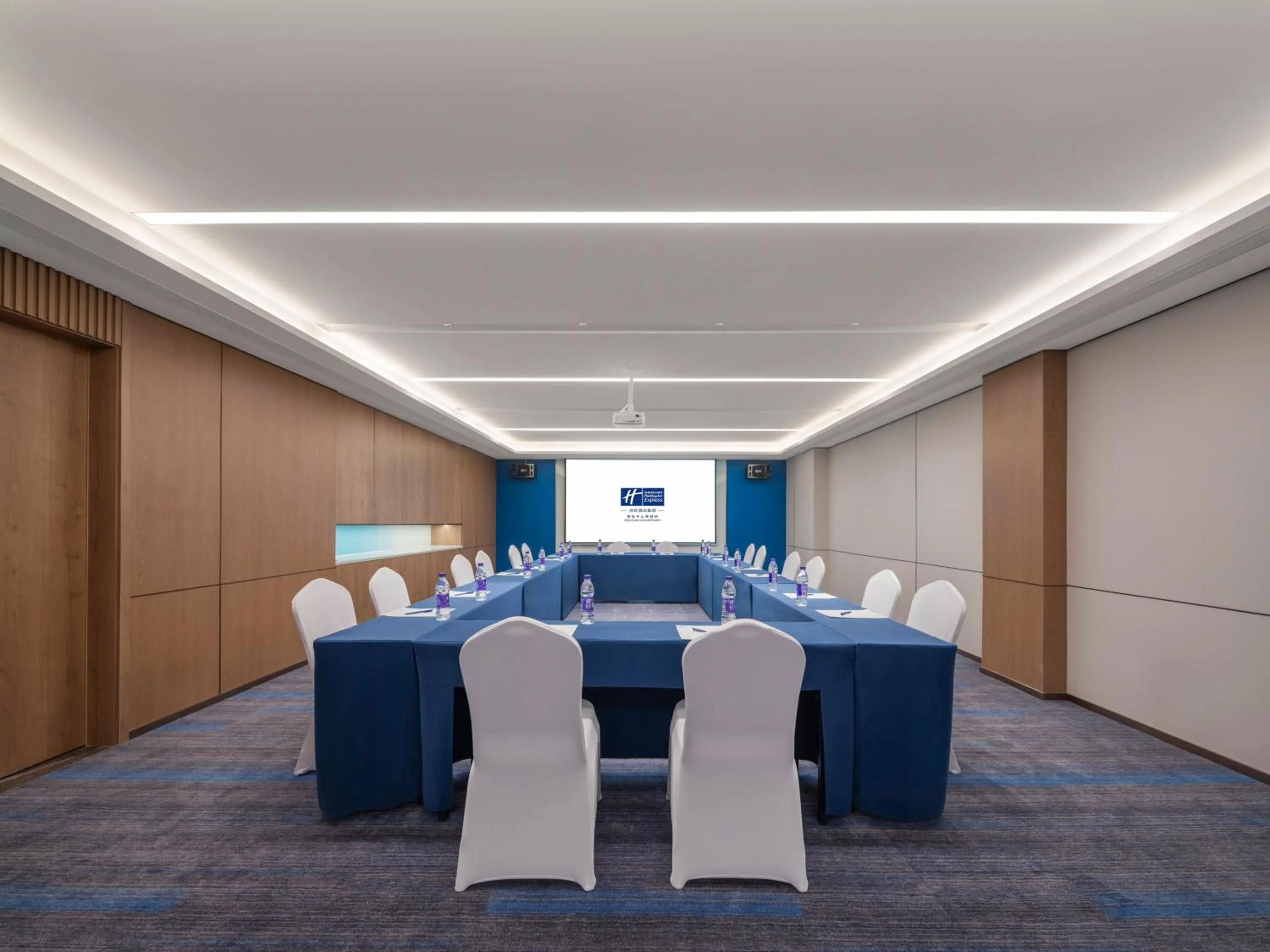 Meeting/conference room in Holiday Inn Express Qingdao Downtown by IHG