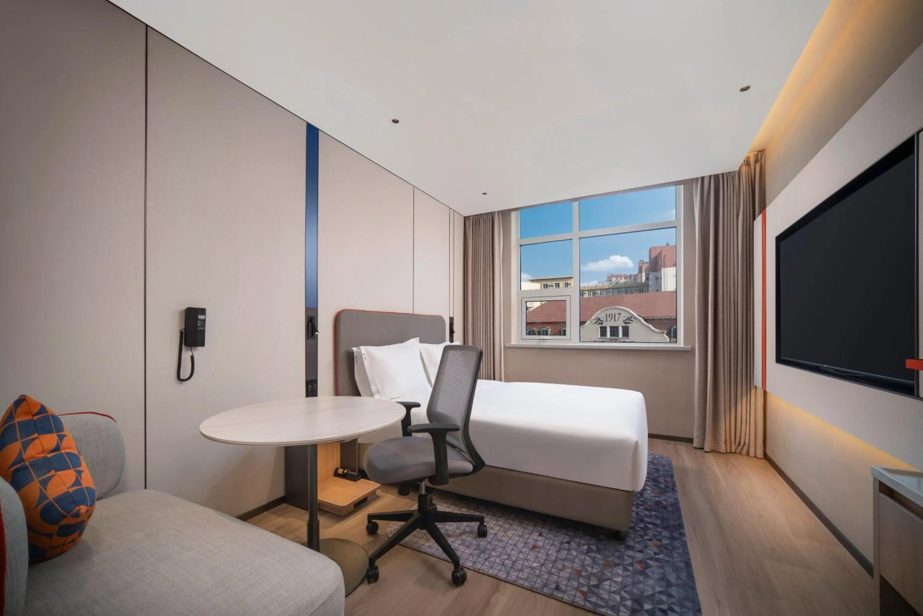Photo of the whole room, Bed in Holiday Inn Express Qingdao Downtown by IHG