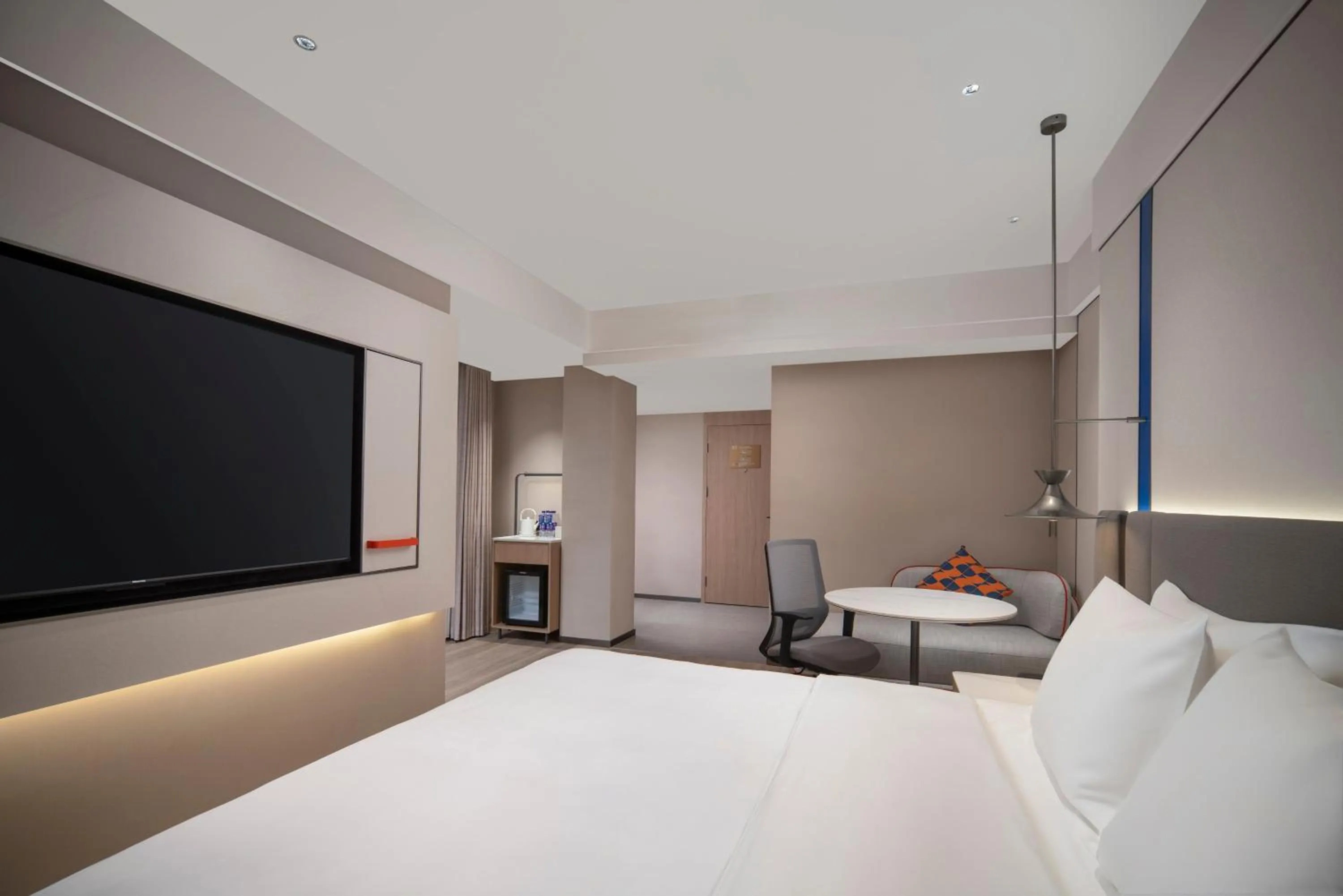 Photo of the whole room, Bed in Holiday Inn Express Qingdao Downtown by IHG