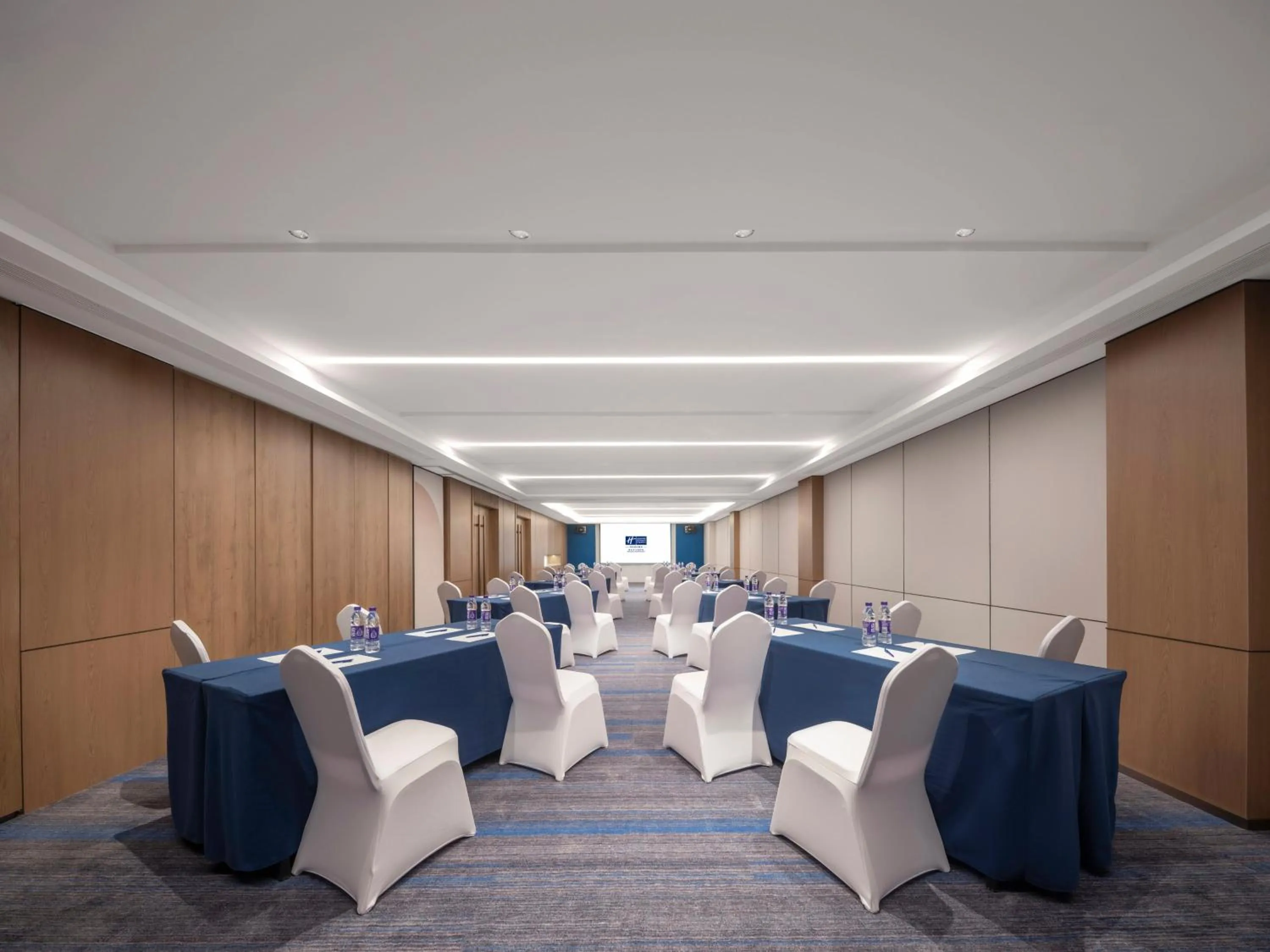 Meeting/conference room in Holiday Inn Express Qingdao Downtown by IHG