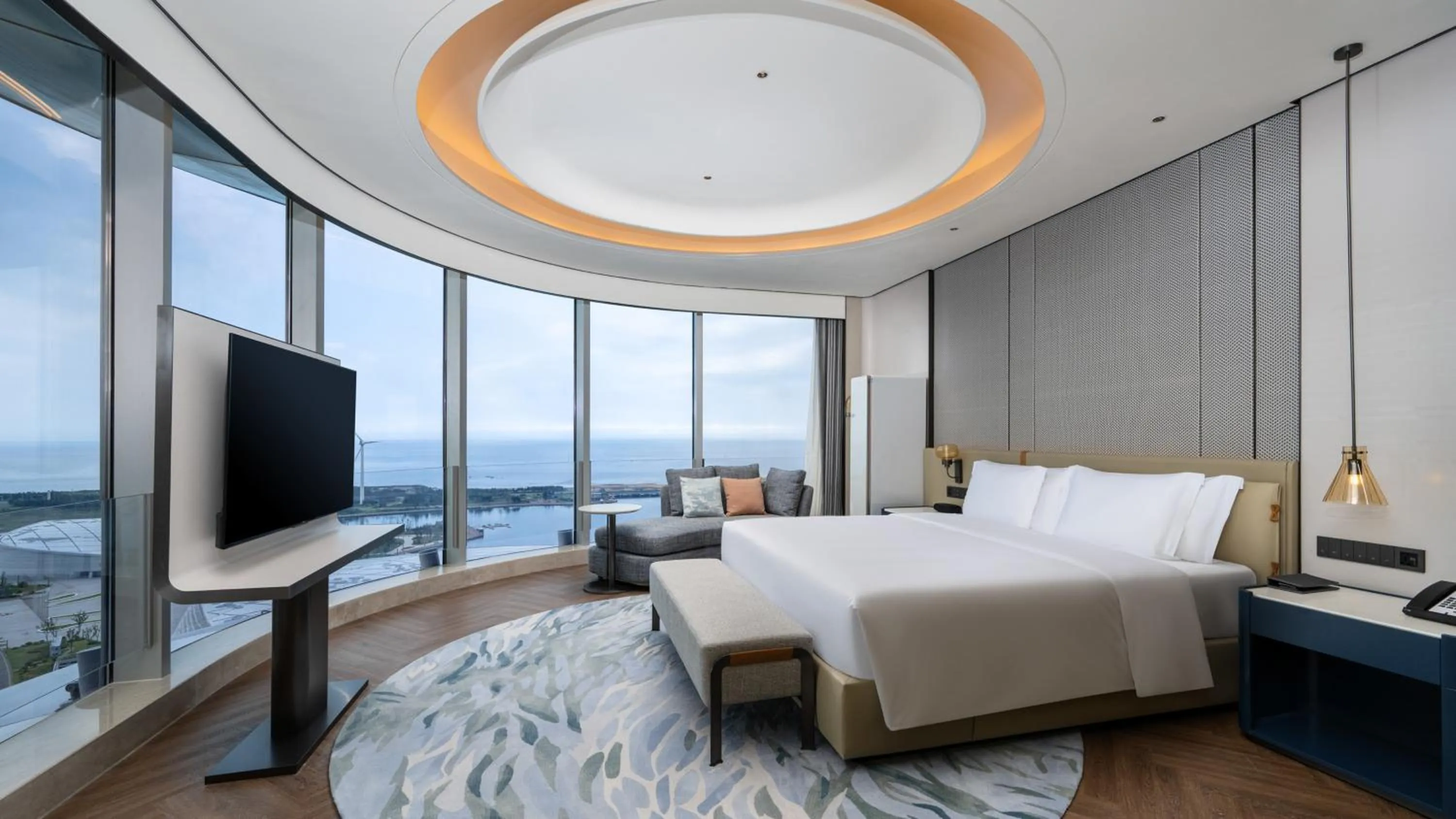 Bed in Crowne Plaza Weihai Binhai by IHG